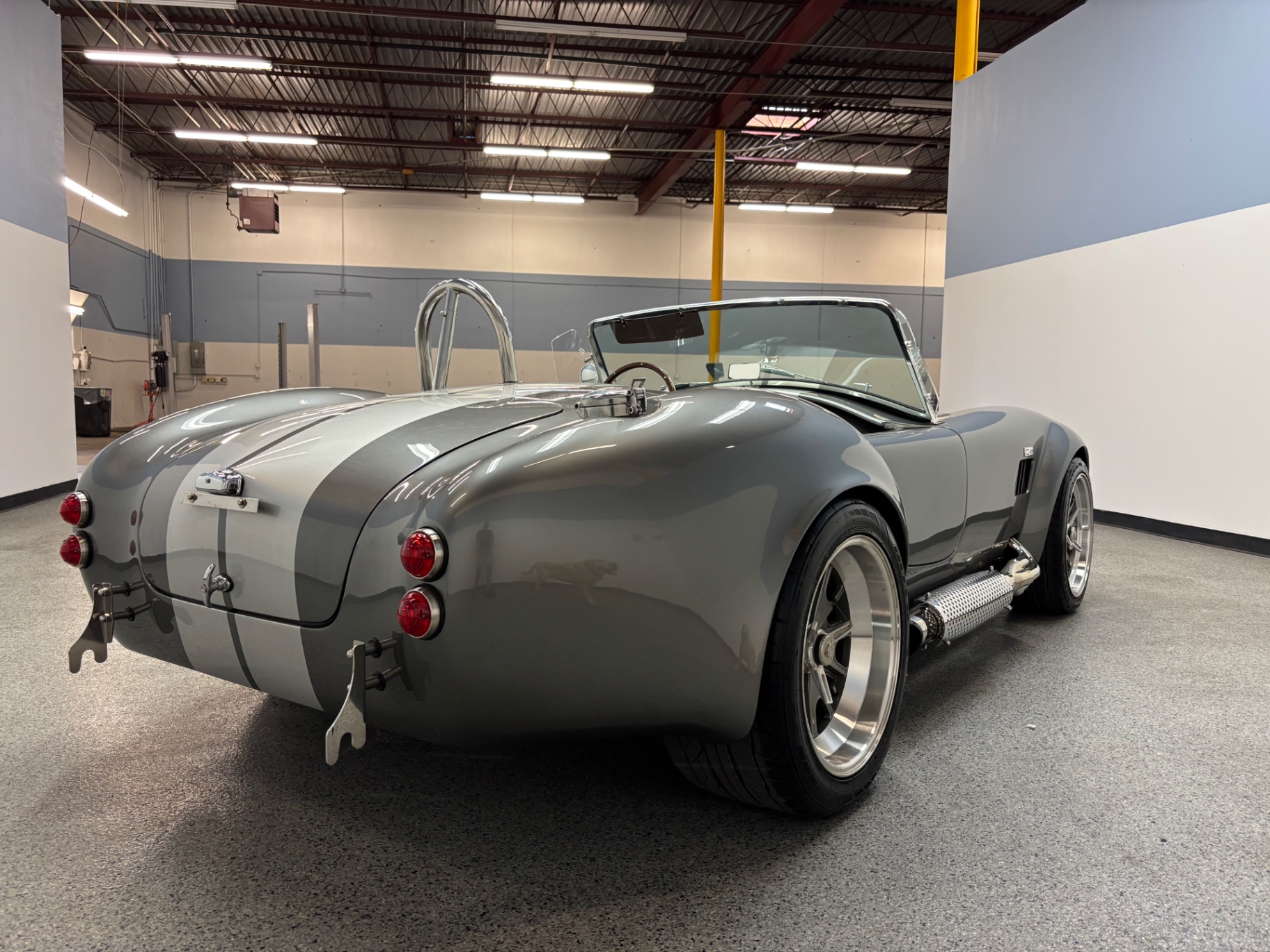 Vehicle photo 7