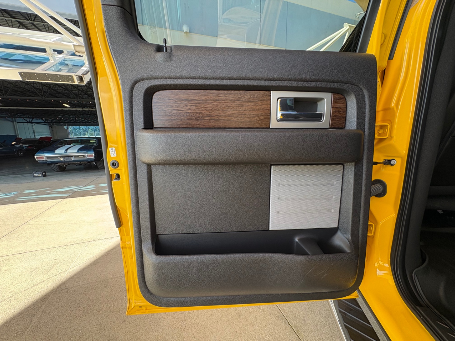 Vehicle photo 37