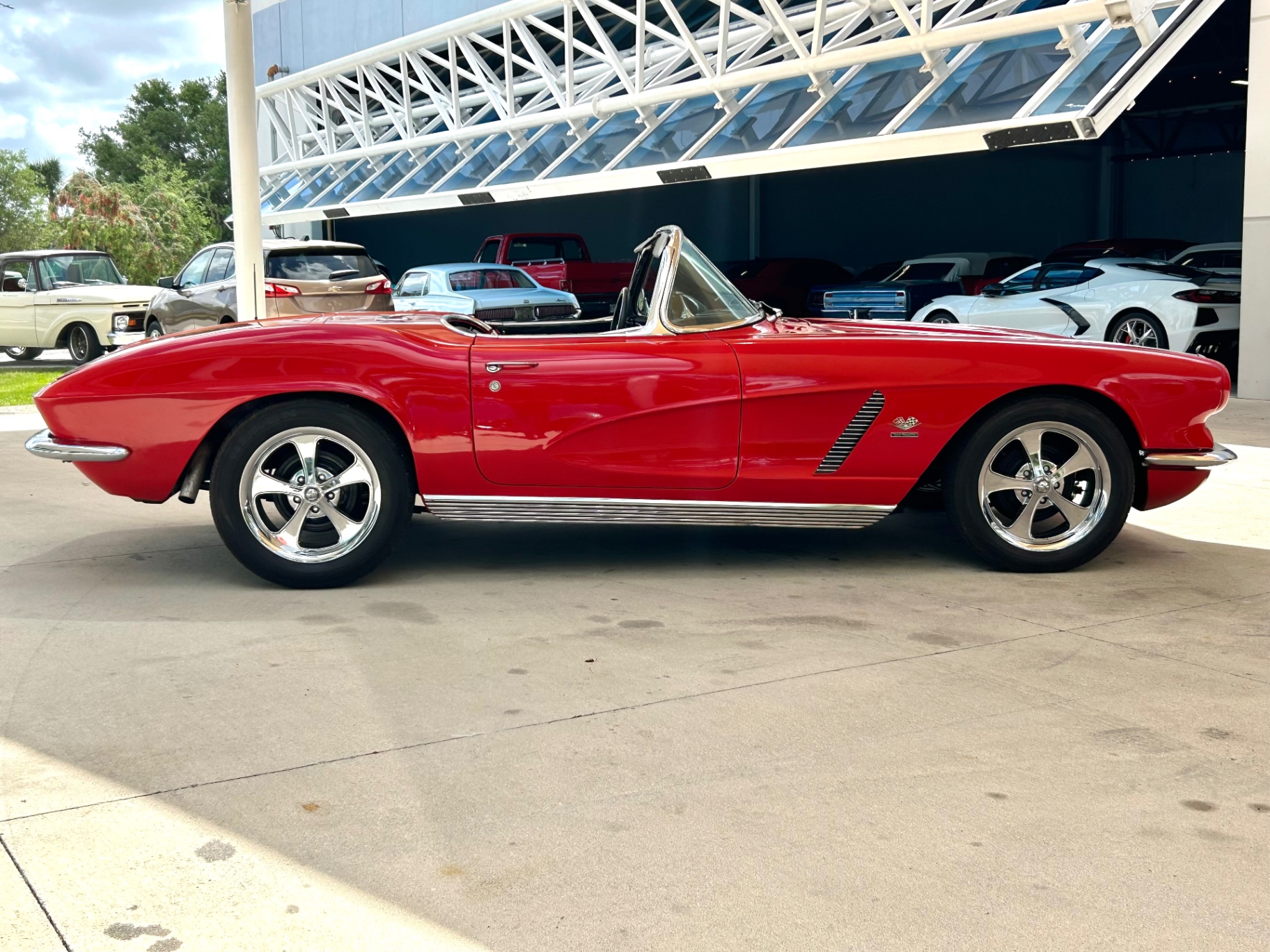 Vehicle photo 4