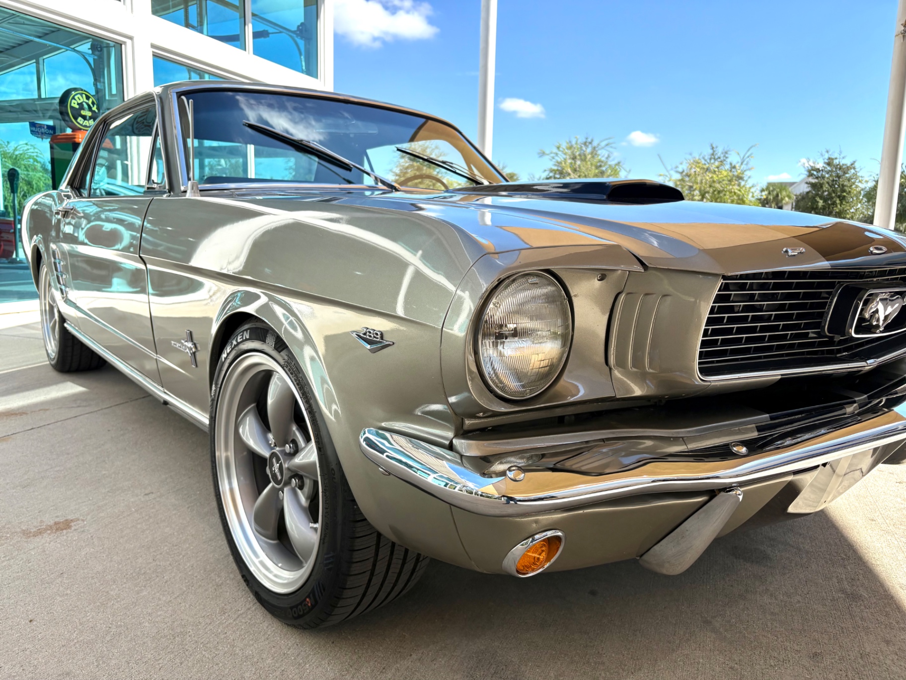Vehicle photo 19