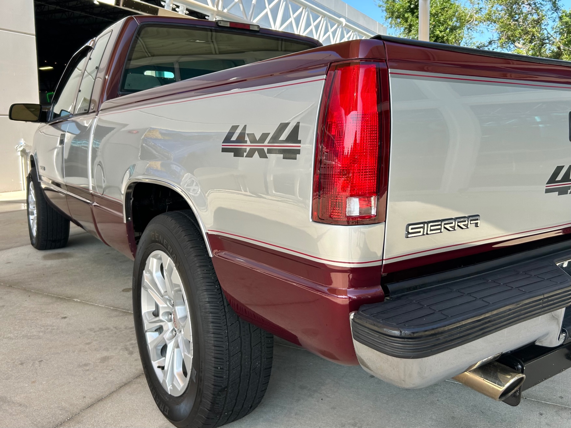 Vehicle photo 14