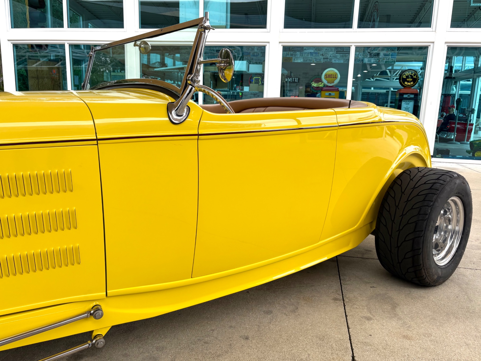 Vehicle photo 13