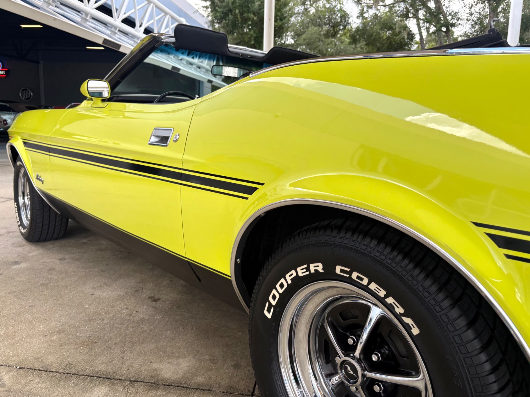 Vehicle photo 14