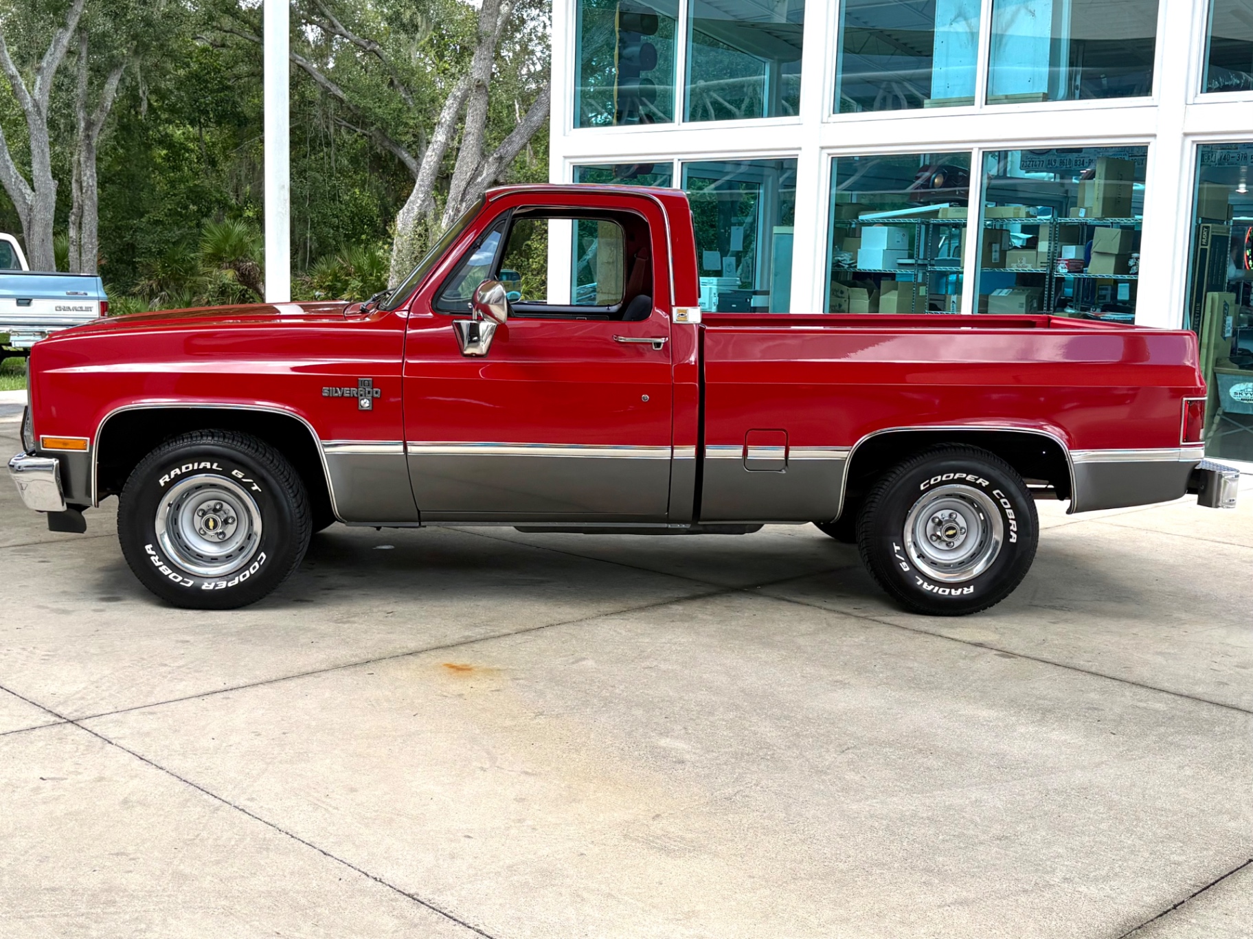 Vehicle photo 10