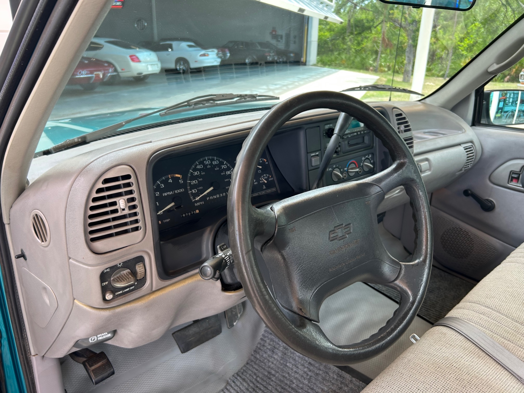Vehicle photo 29