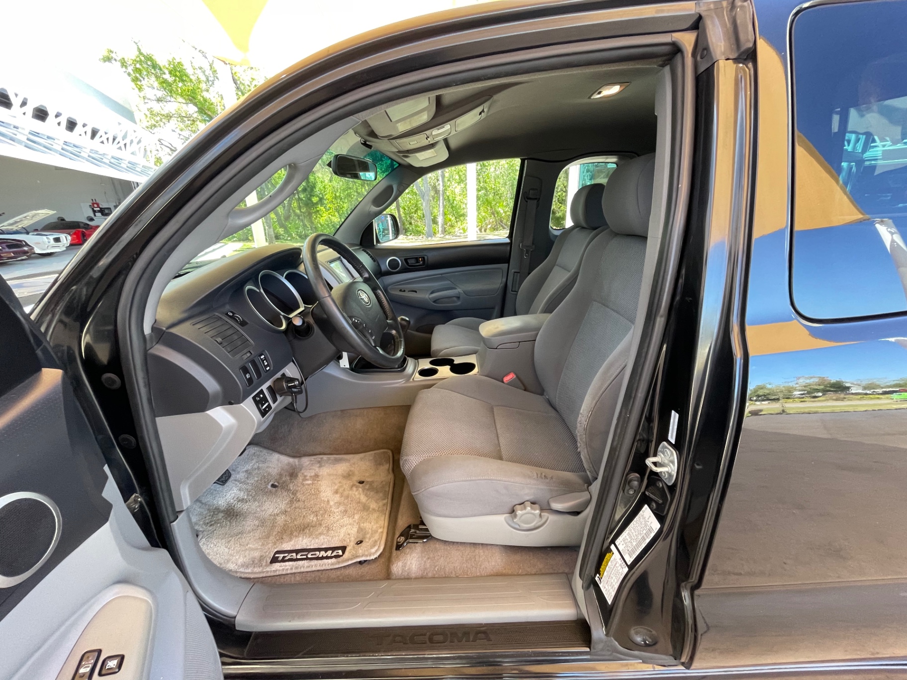 Vehicle photo 25