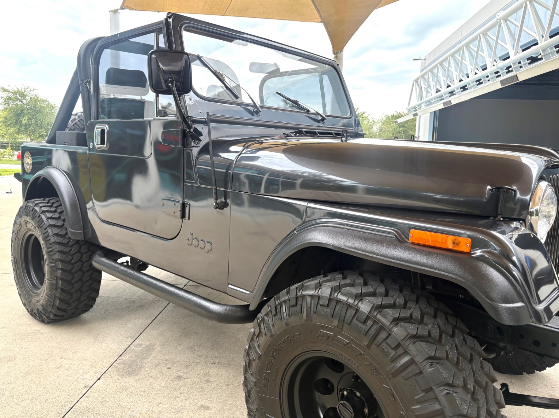 Vehicle photo 19