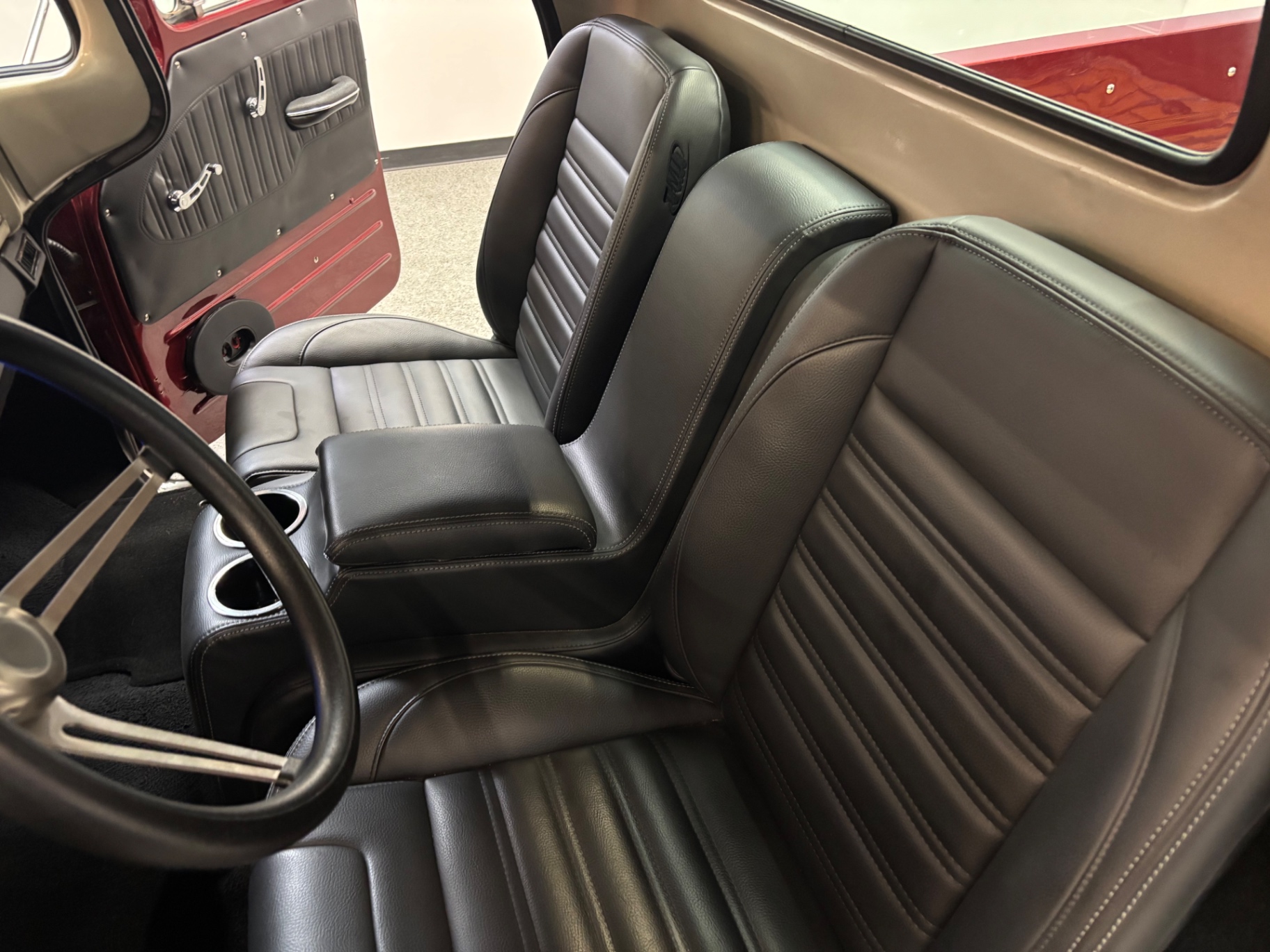 Vehicle photo 26