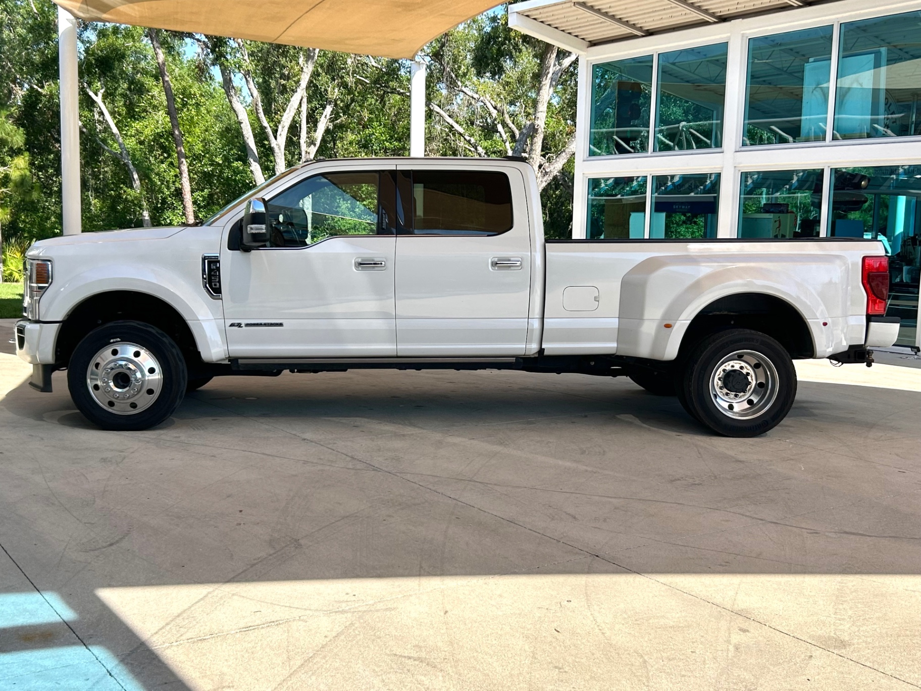 Vehicle photo 9