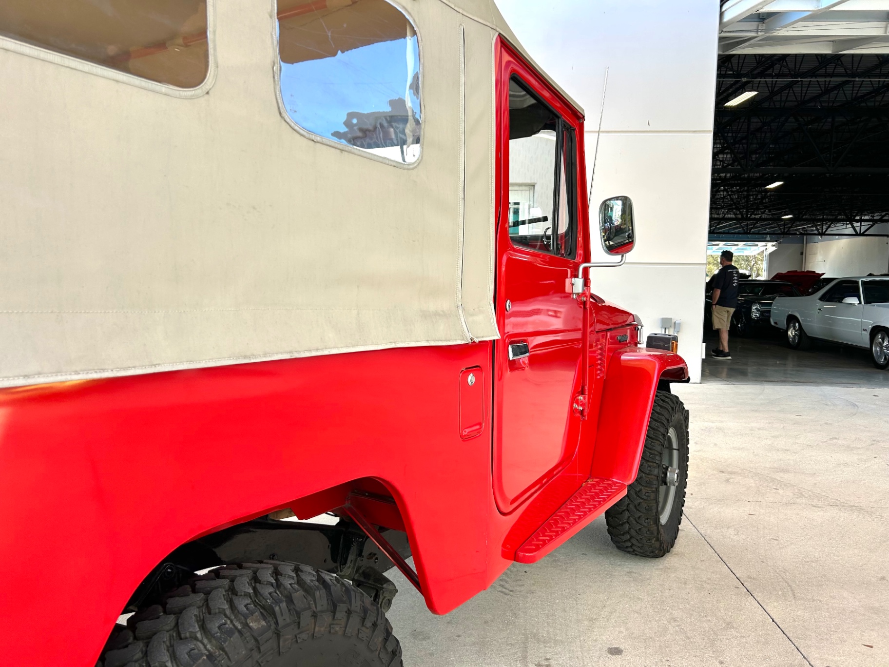 Vehicle photo 18
