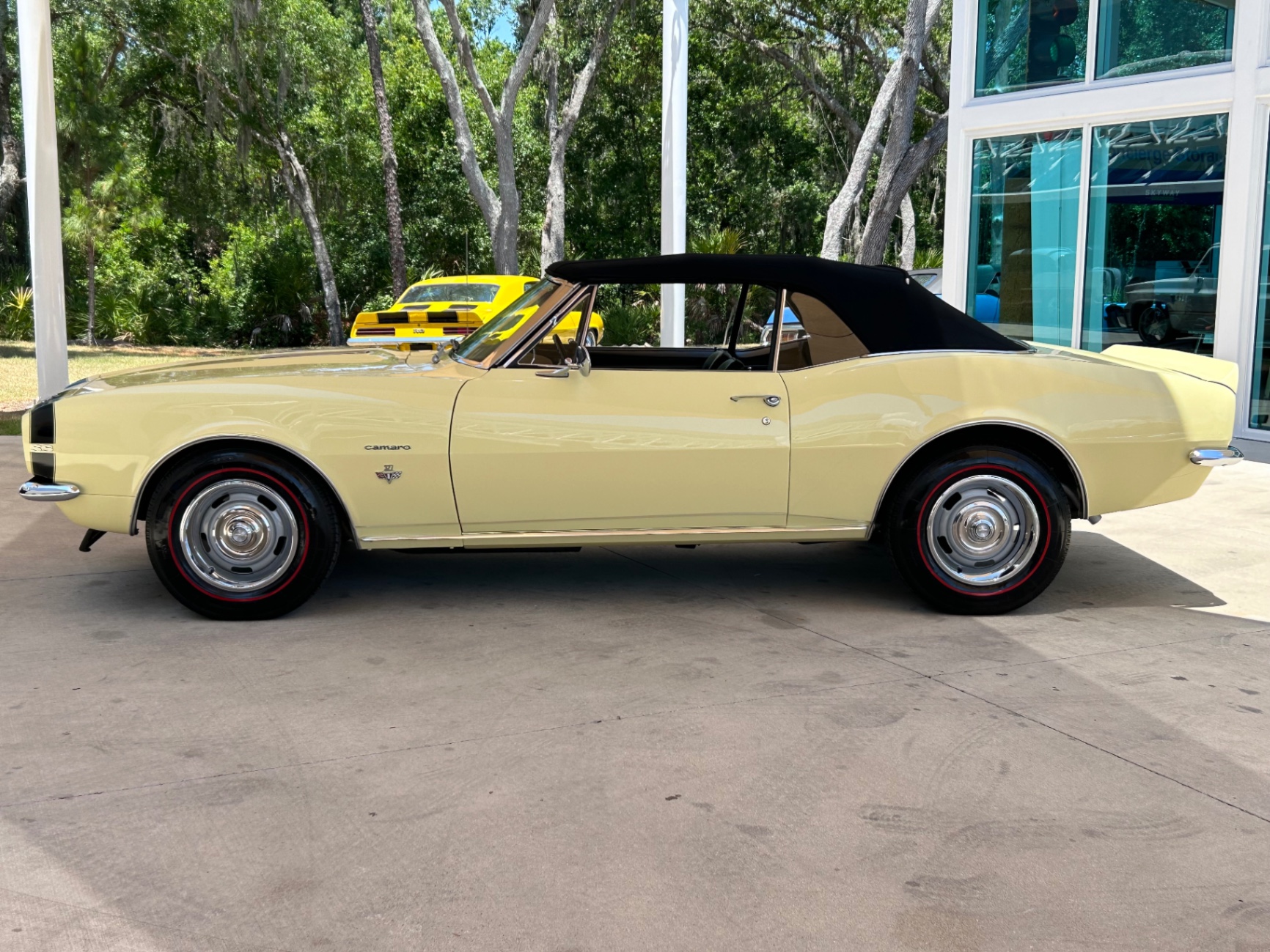Vehicle photo 14