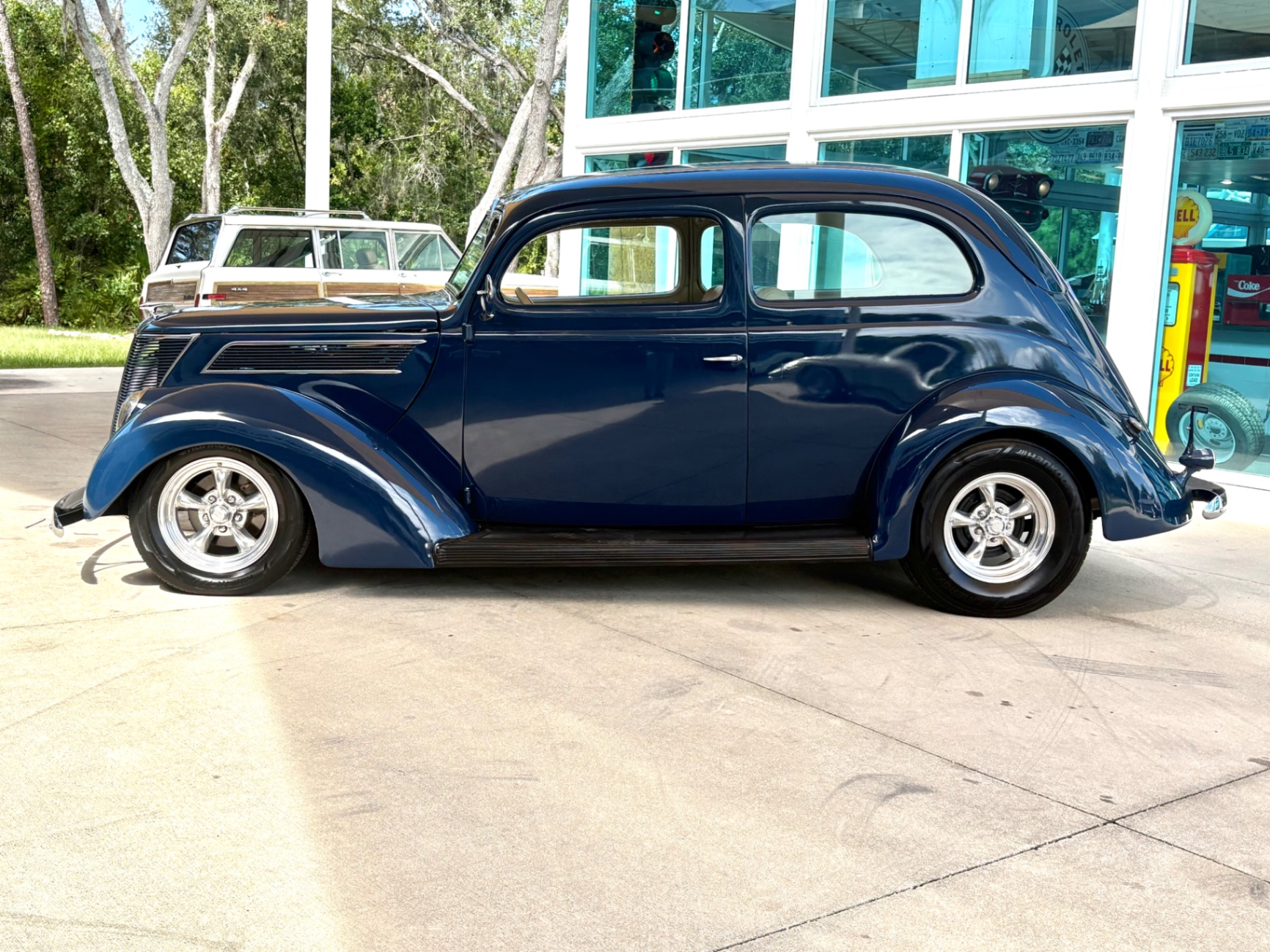 Vehicle photo 9