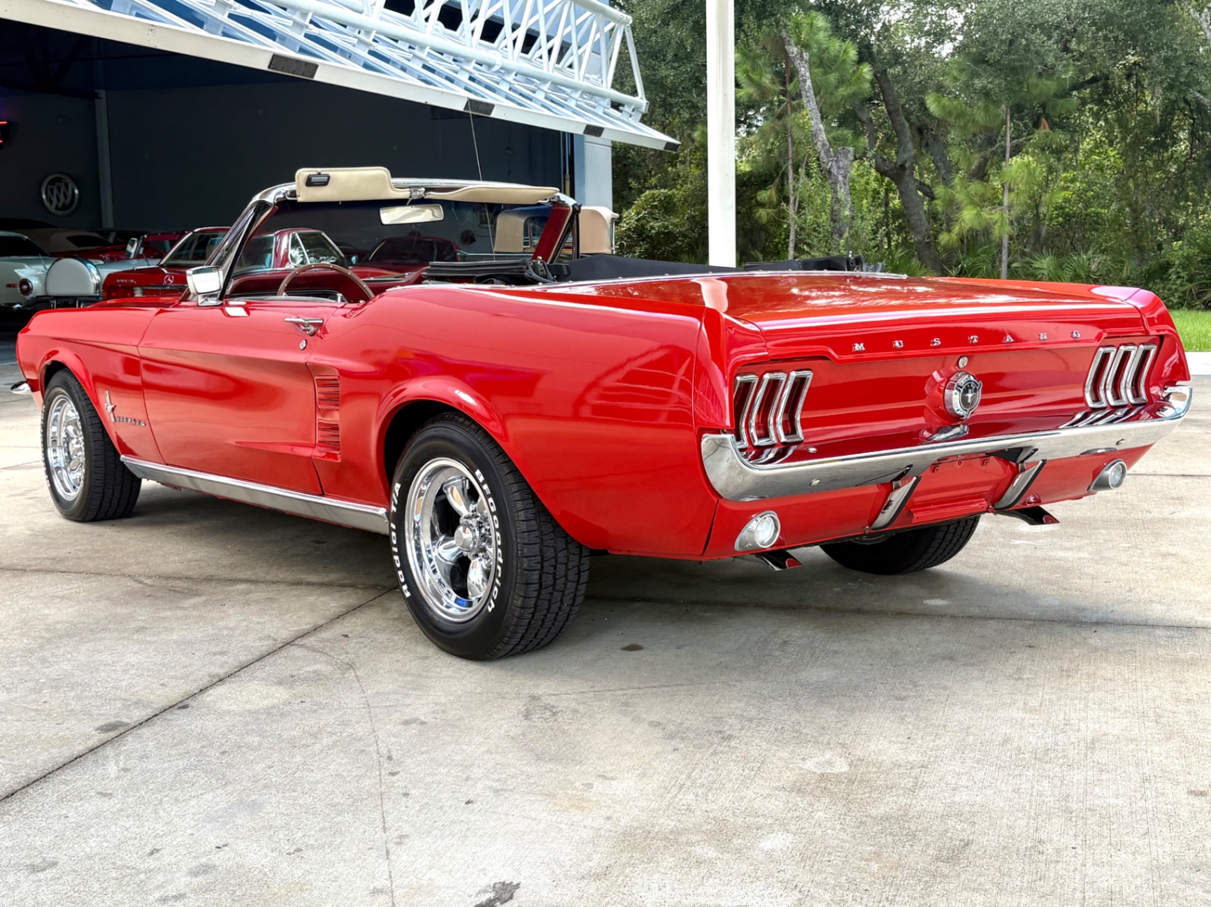 Vehicle photo 9
