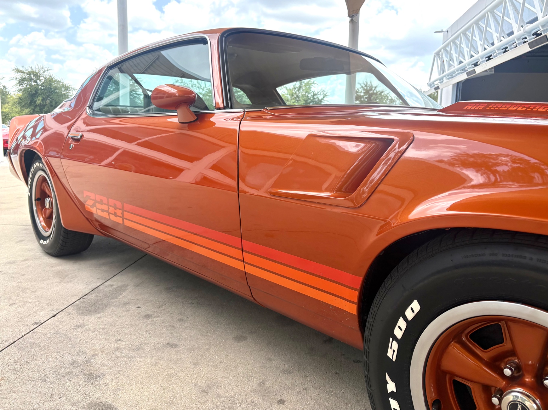 Vehicle photo 18