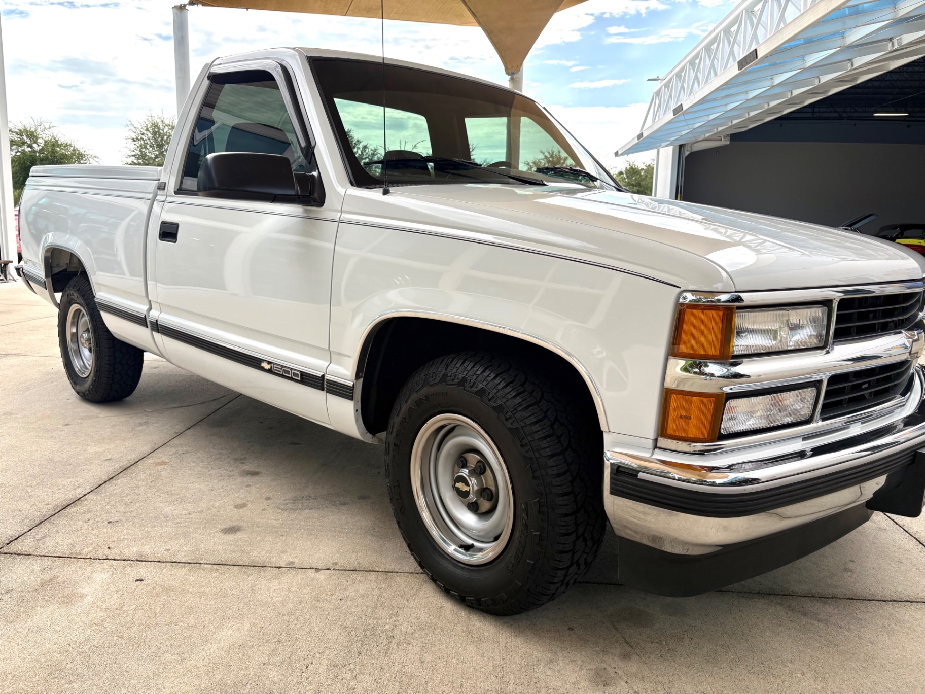 Vehicle photo 18