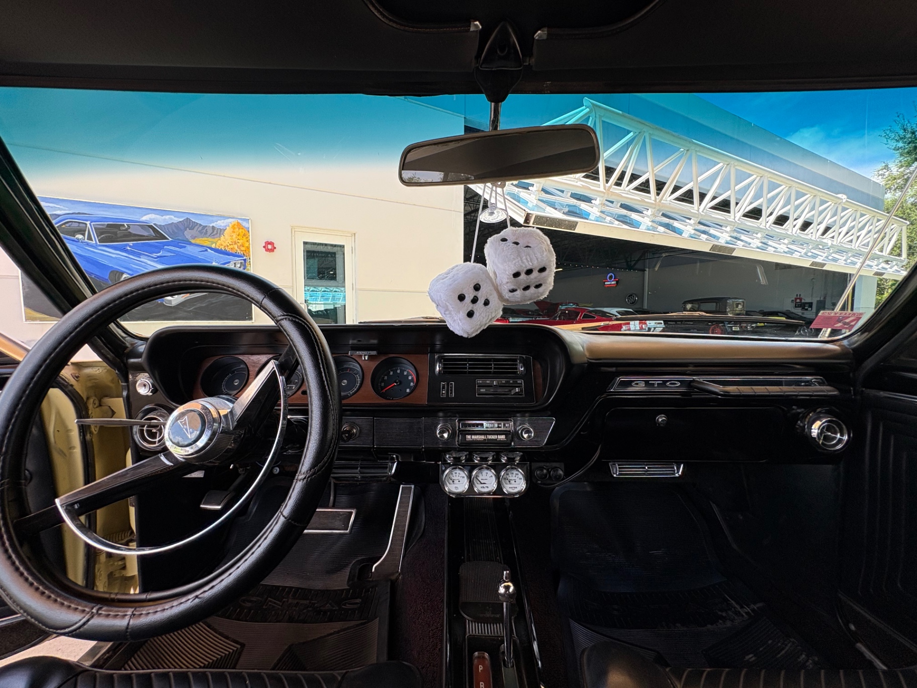 Vehicle photo 37