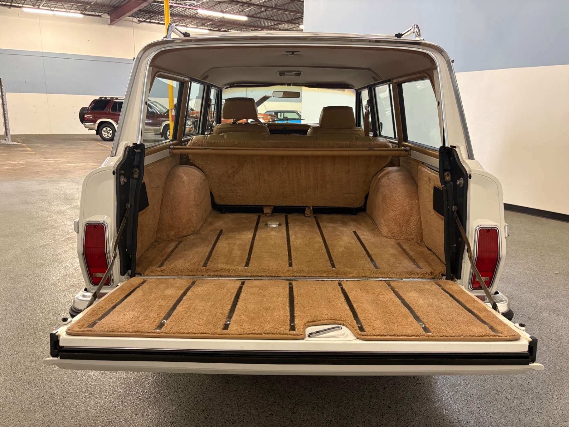 Vehicle photo 27