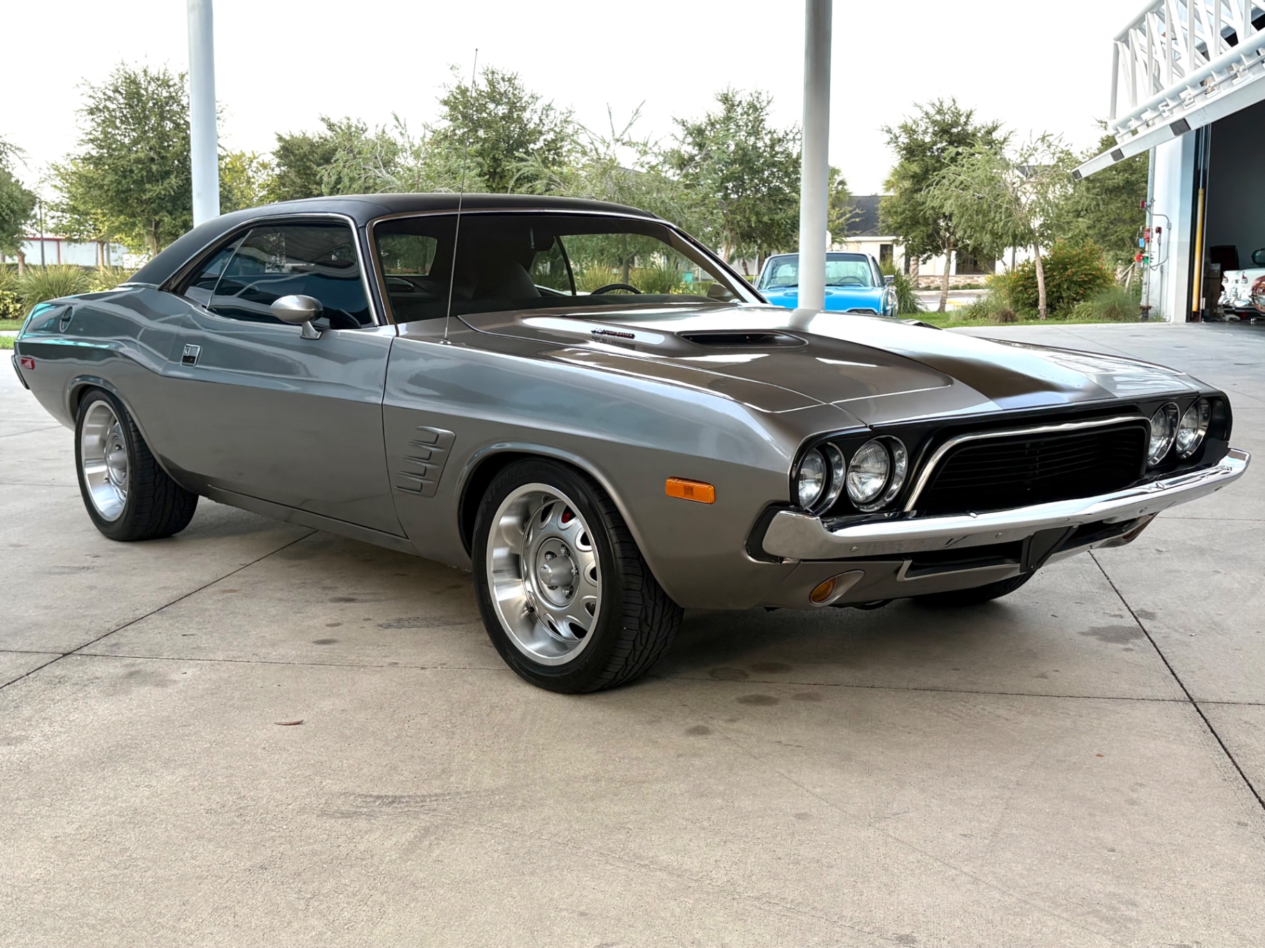 Vehicle photo 4