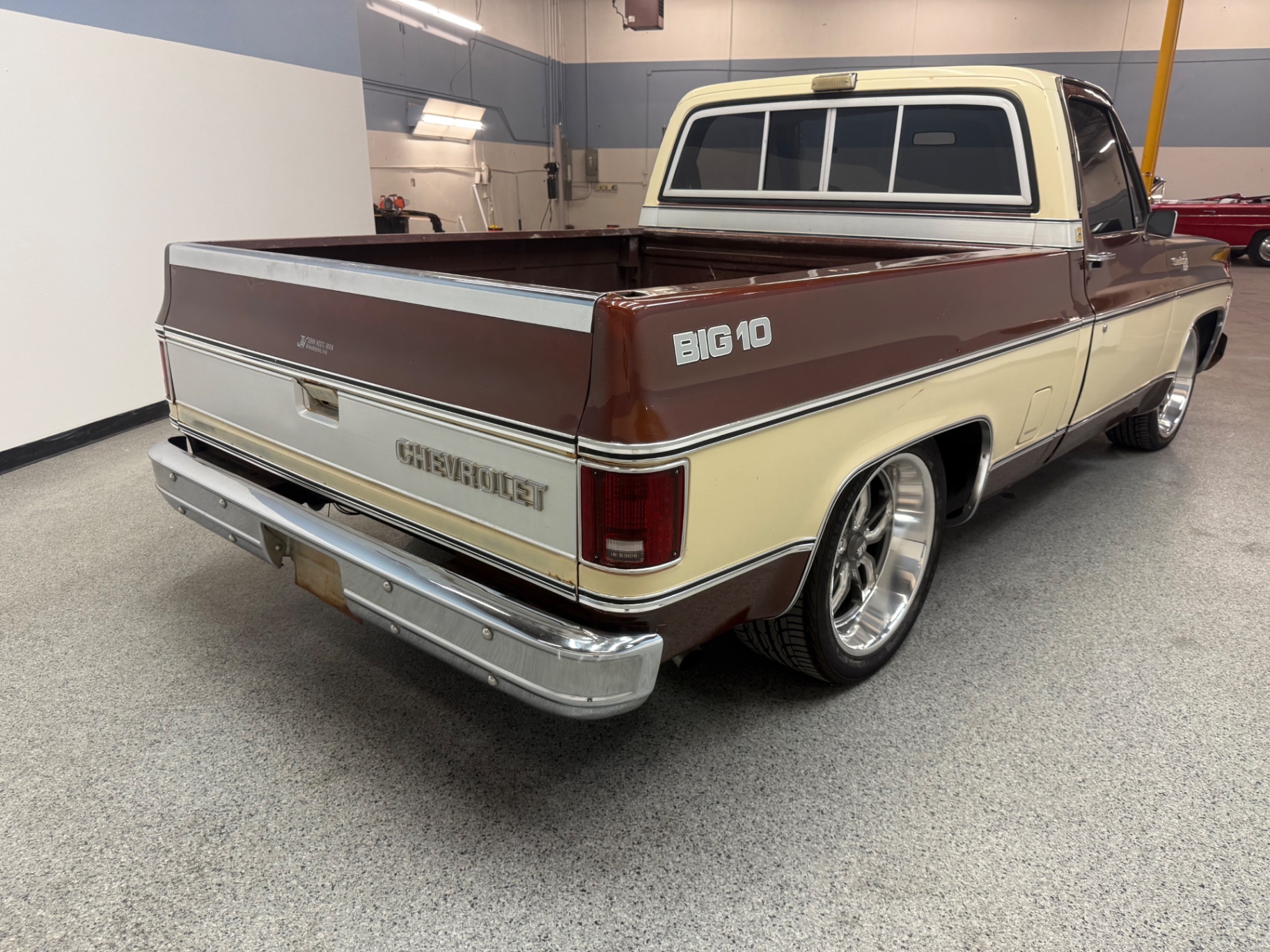 Vehicle photo 8