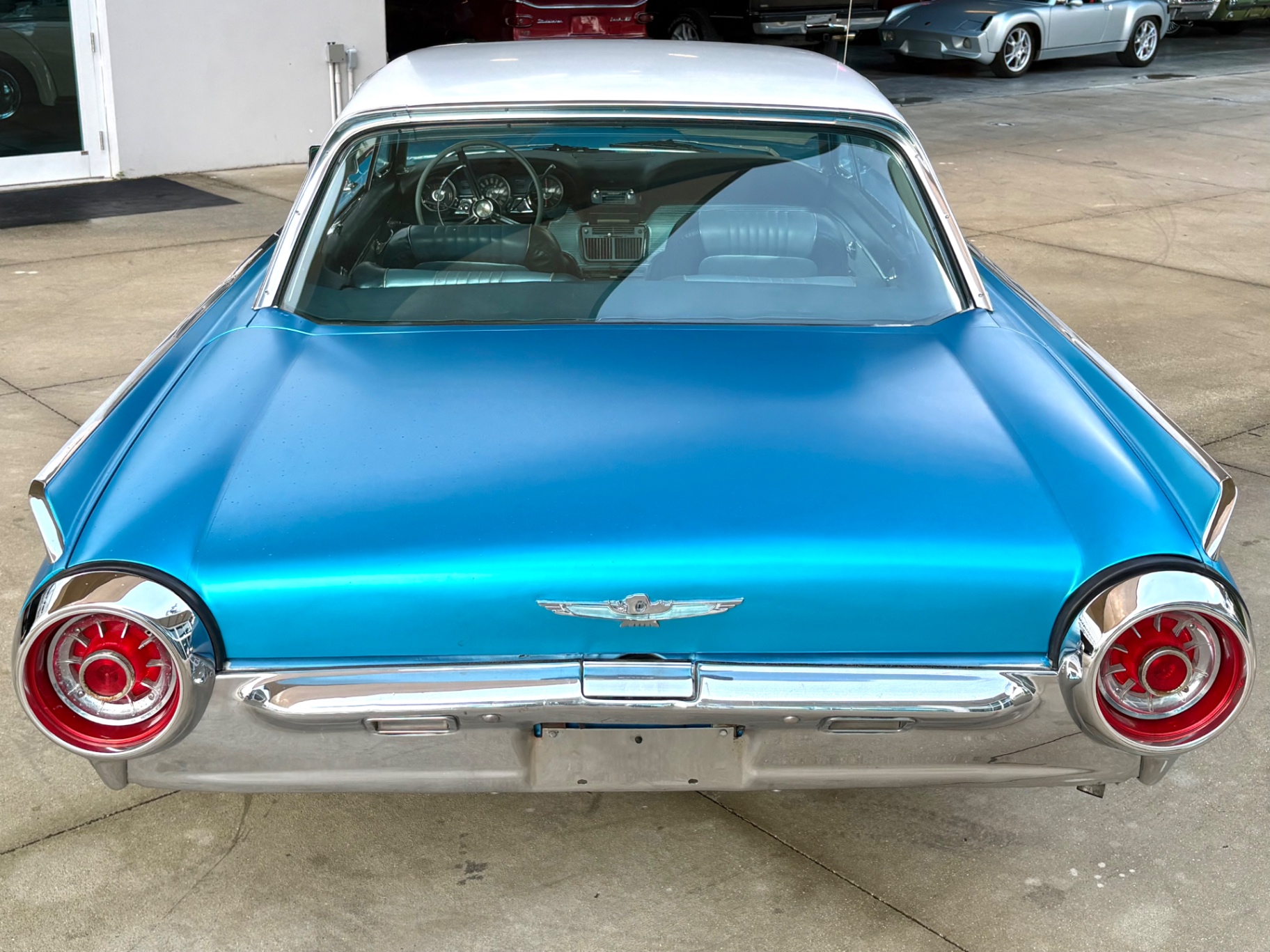 Vehicle photo 9