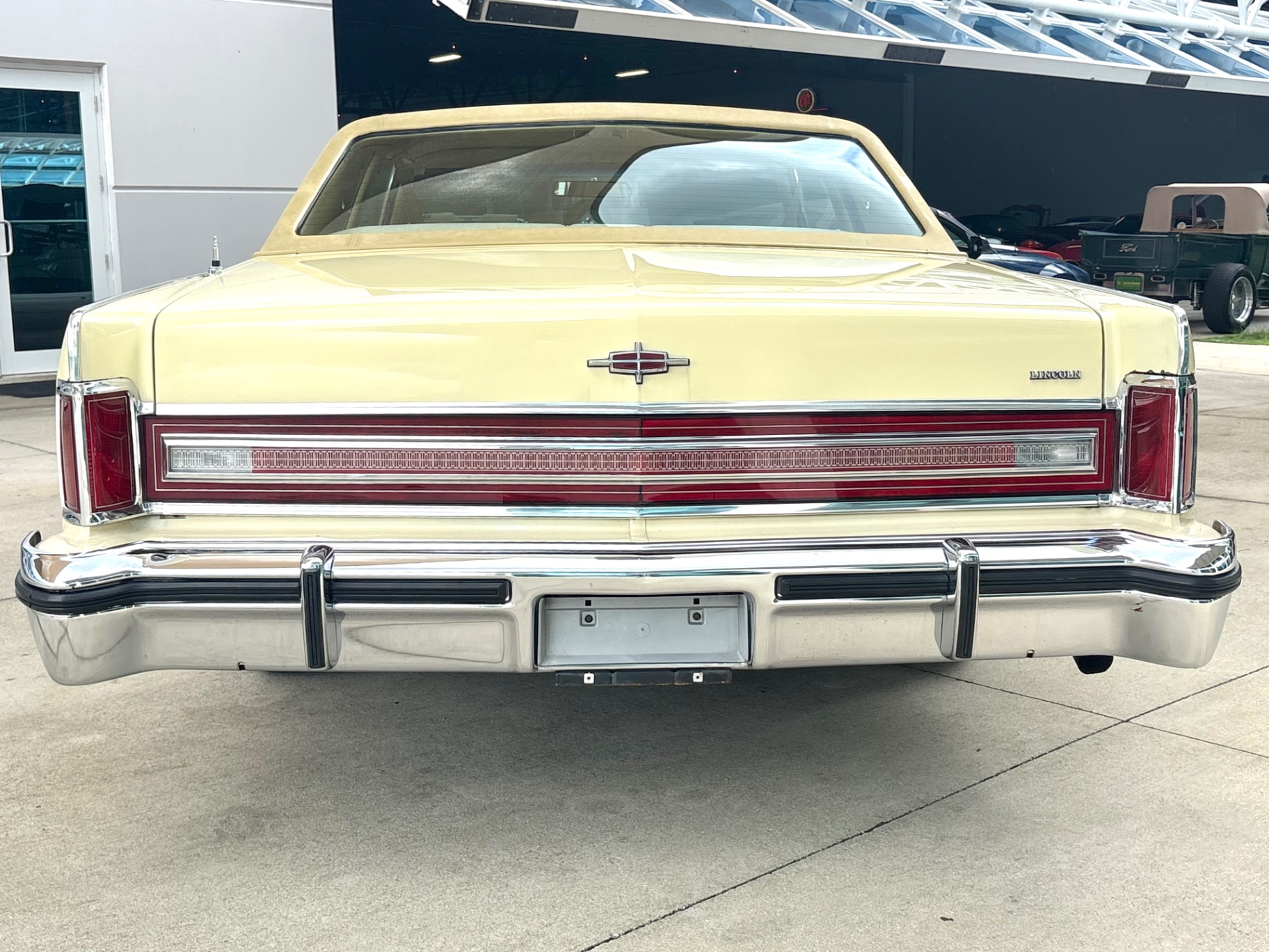 Vehicle photo 7