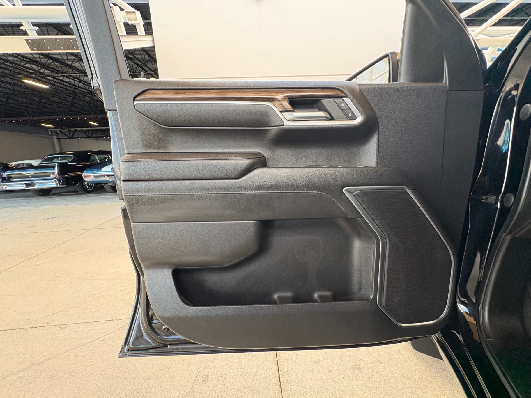 Vehicle photo 29