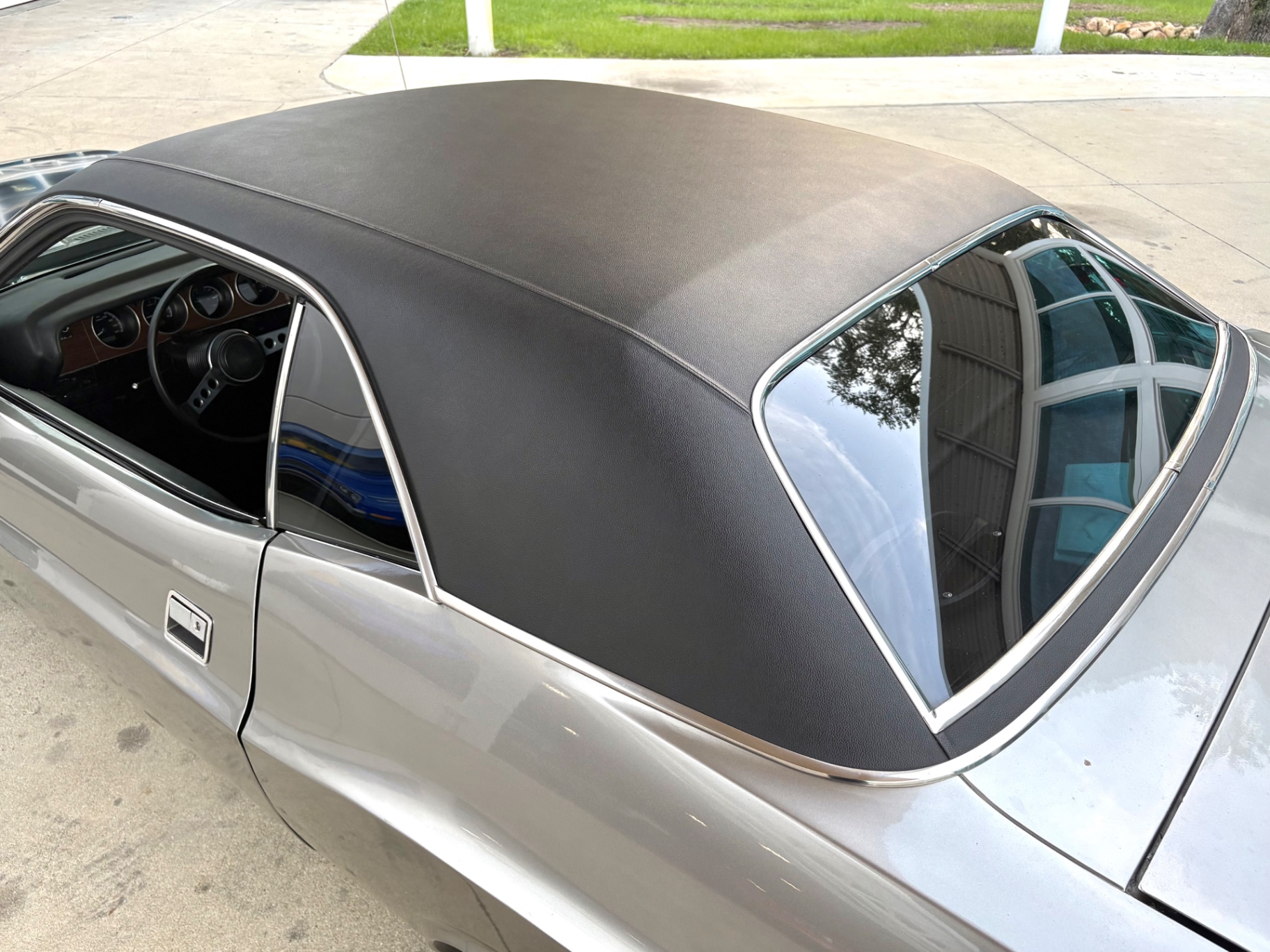 Vehicle photo 12