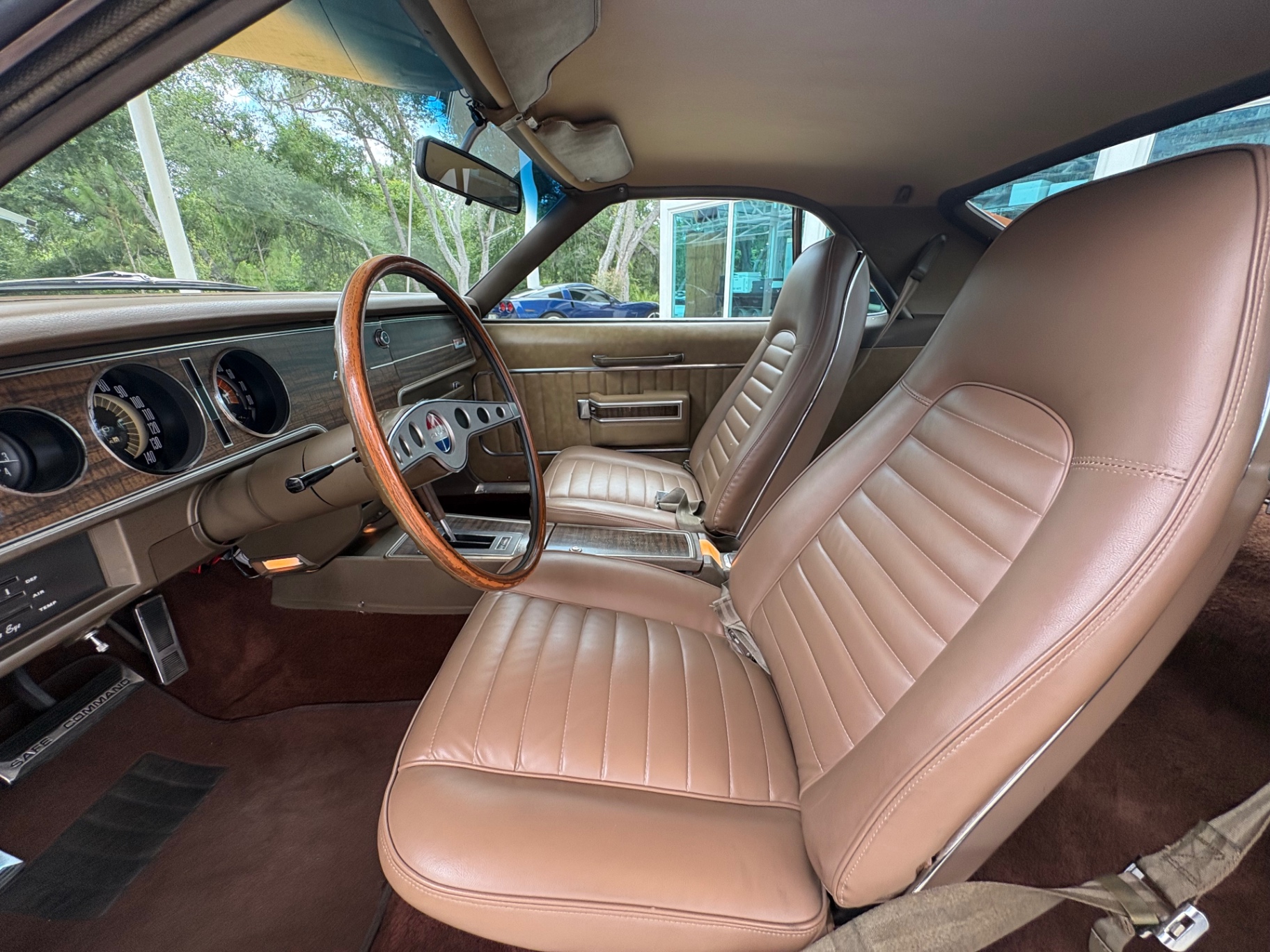 Vehicle photo 33