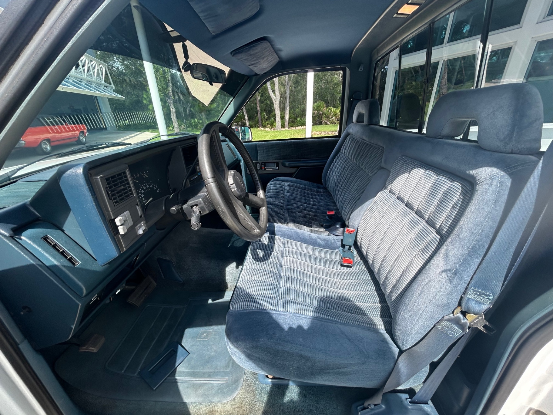 Vehicle photo 21