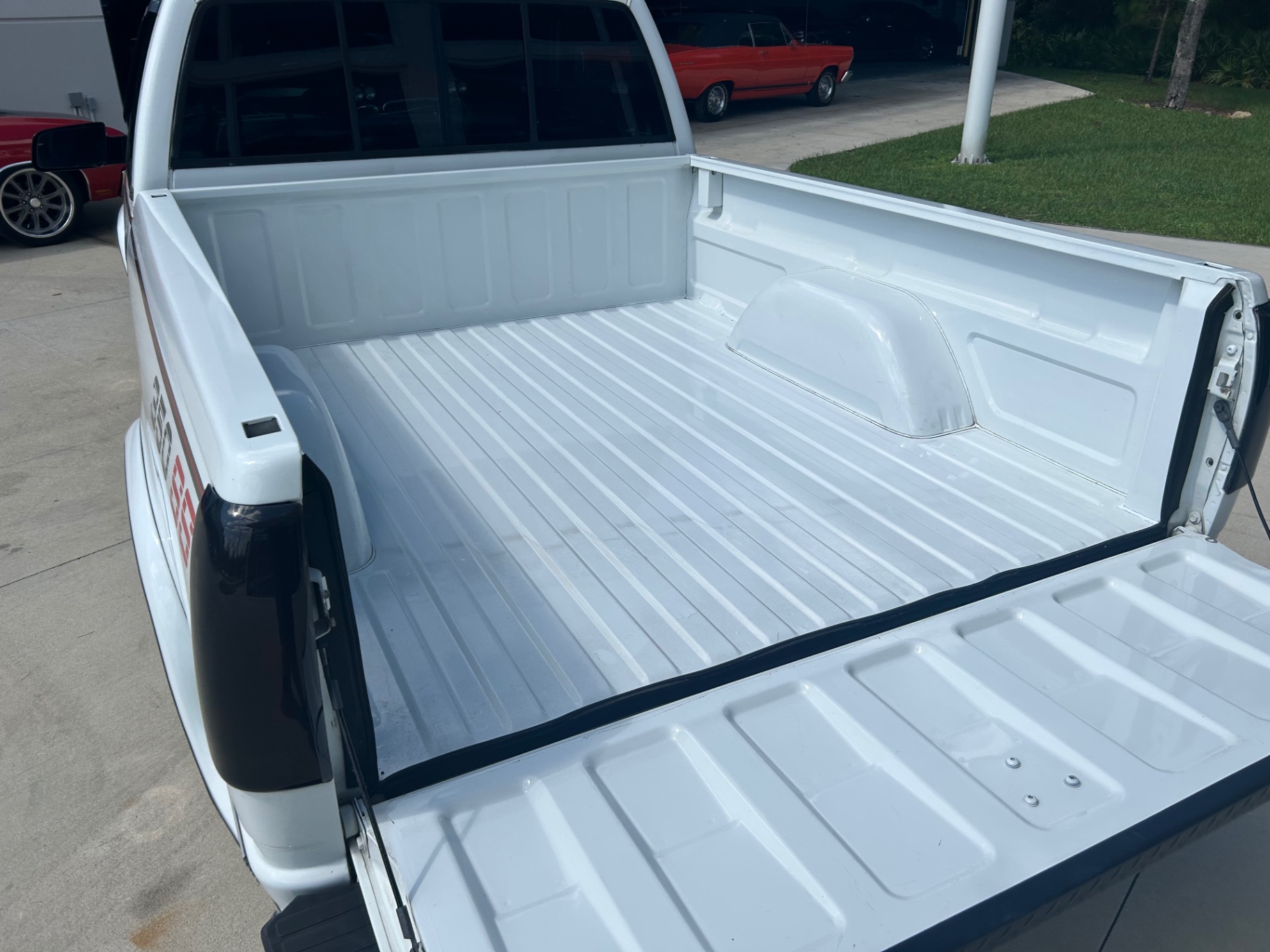 Vehicle photo 9