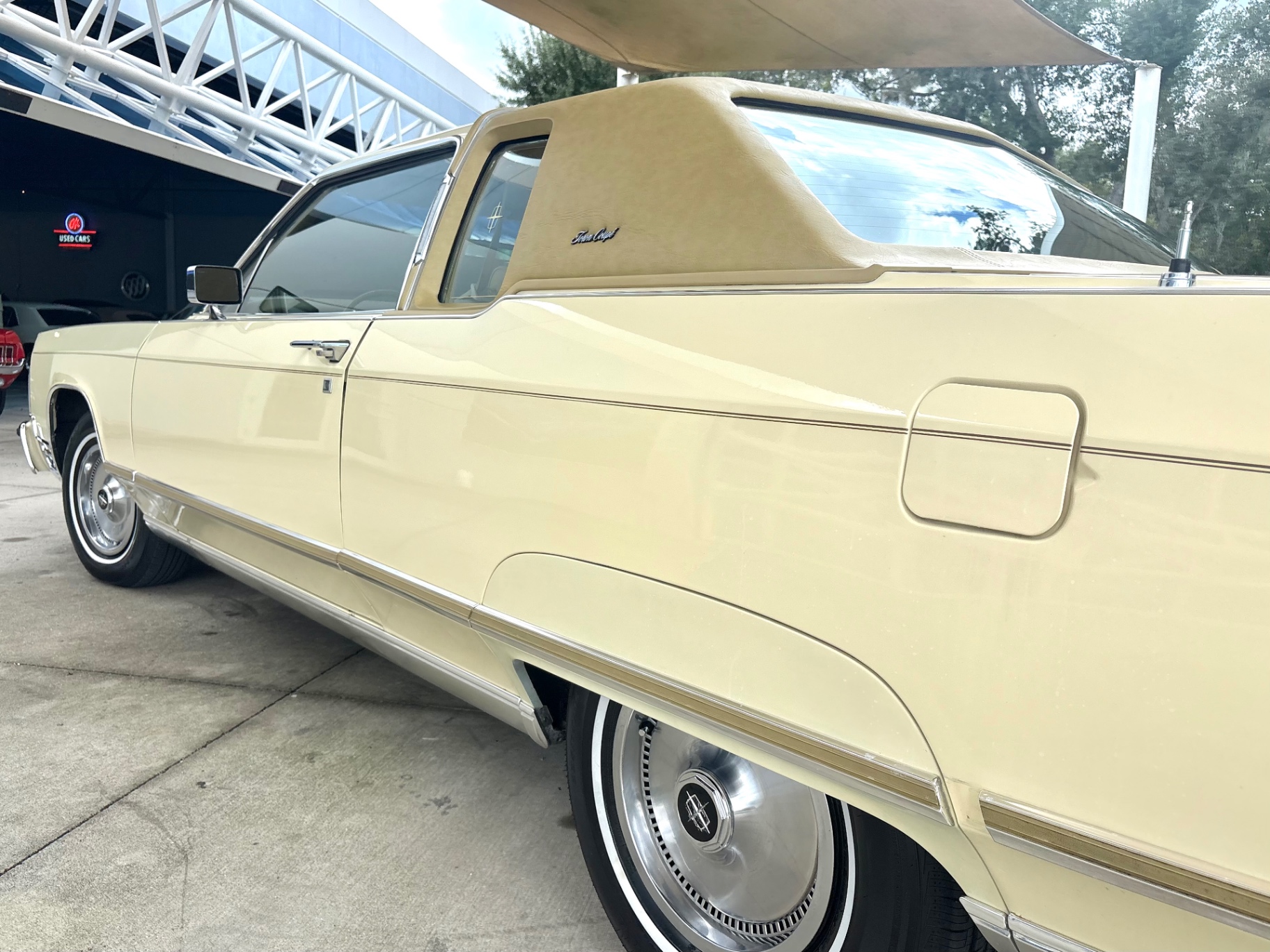 Vehicle photo 14
