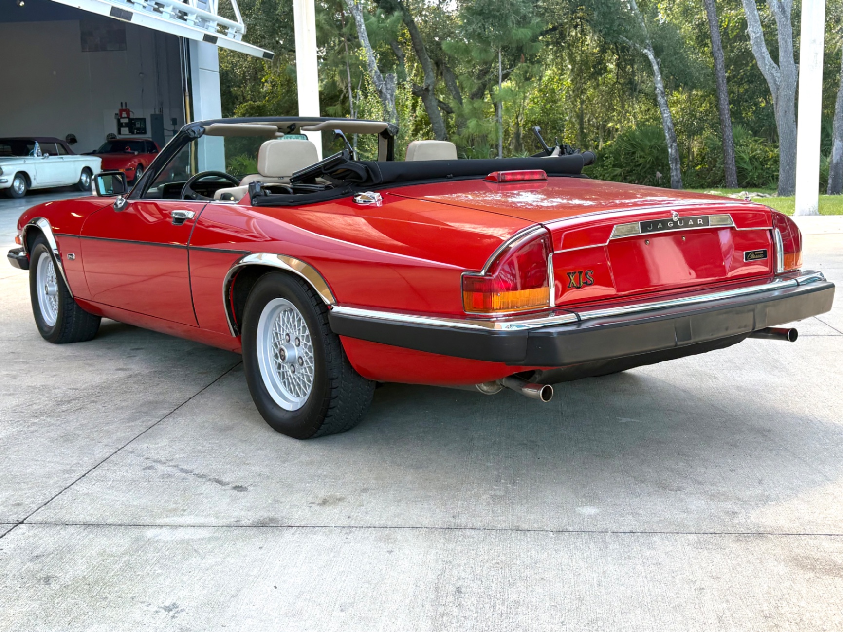 Vehicle photo 9