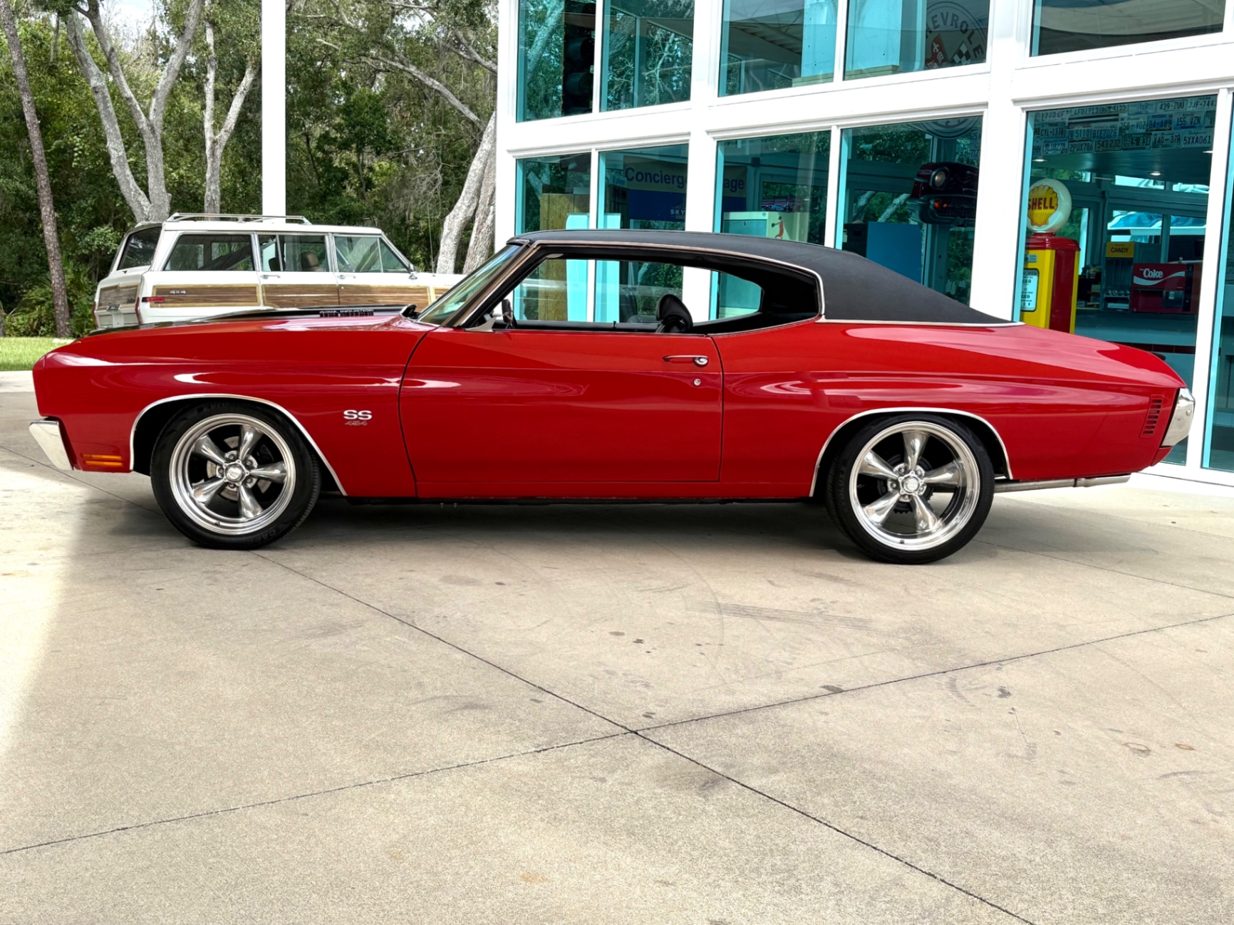 Vehicle photo 13