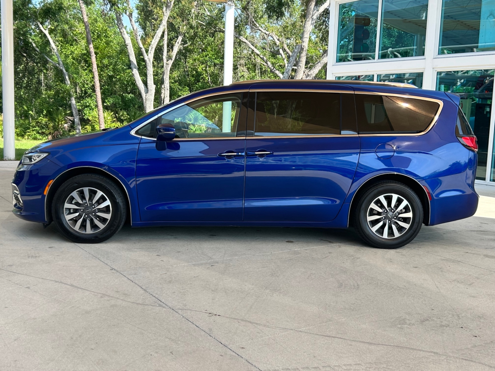 Vehicle photo 11