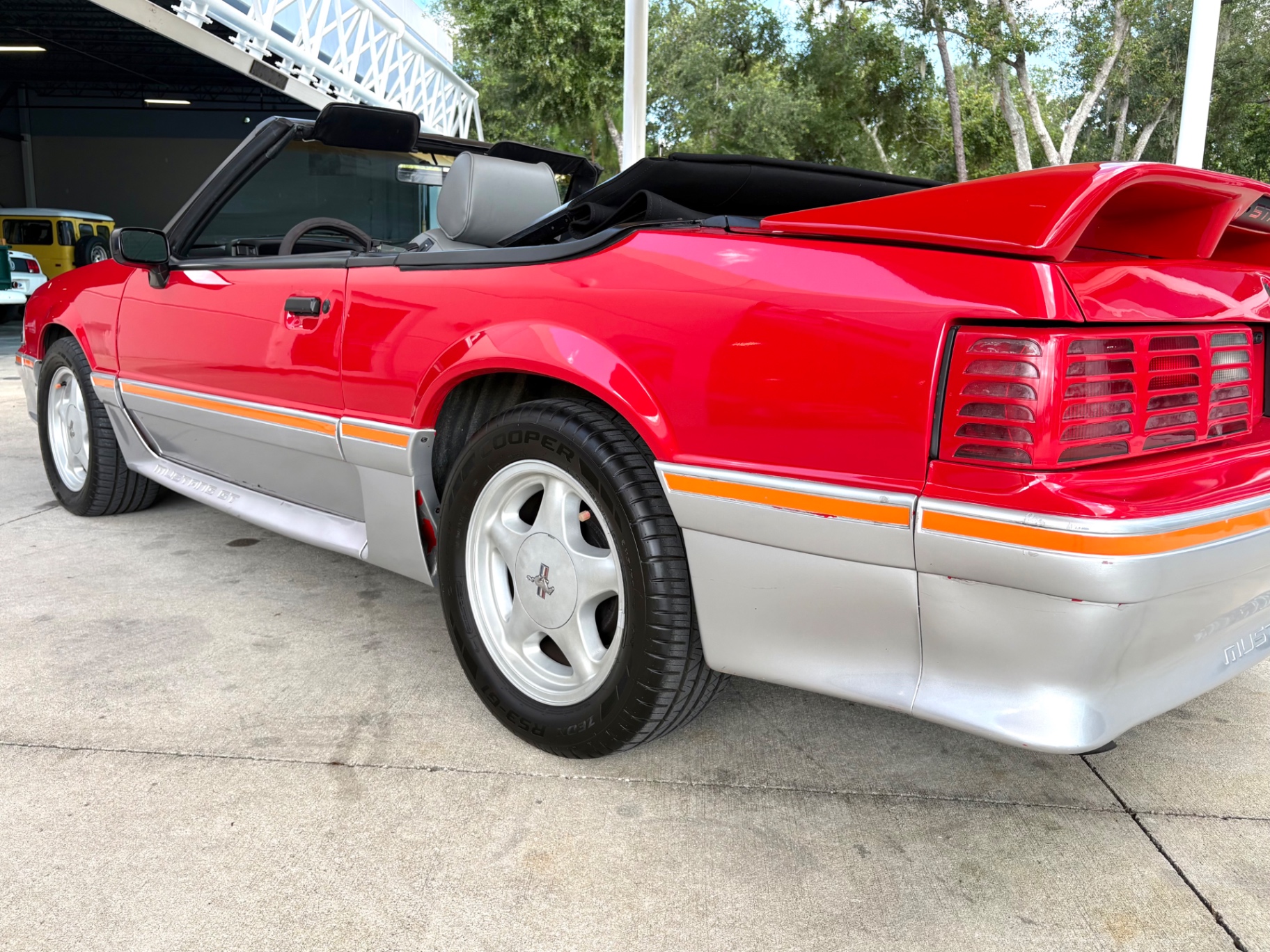 Vehicle photo 15