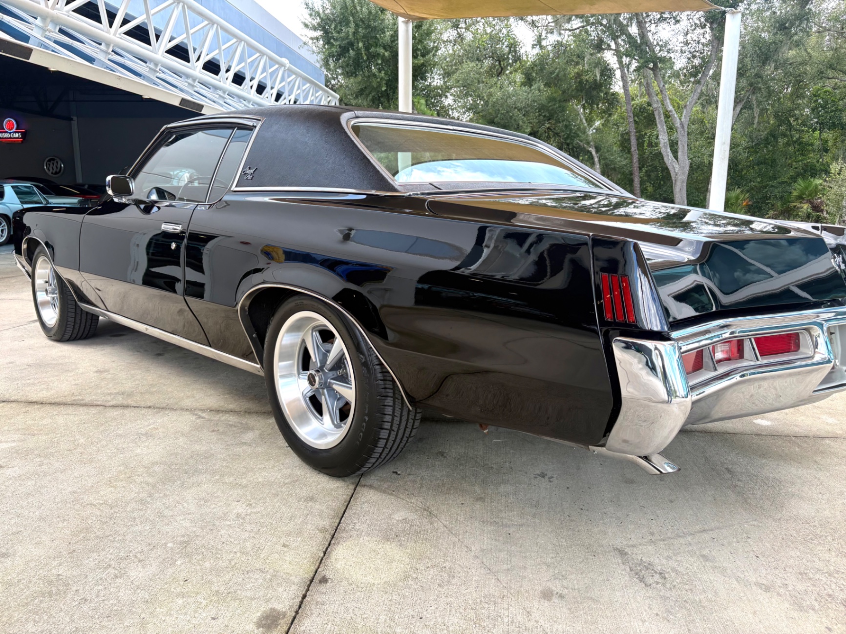 Vehicle photo 15