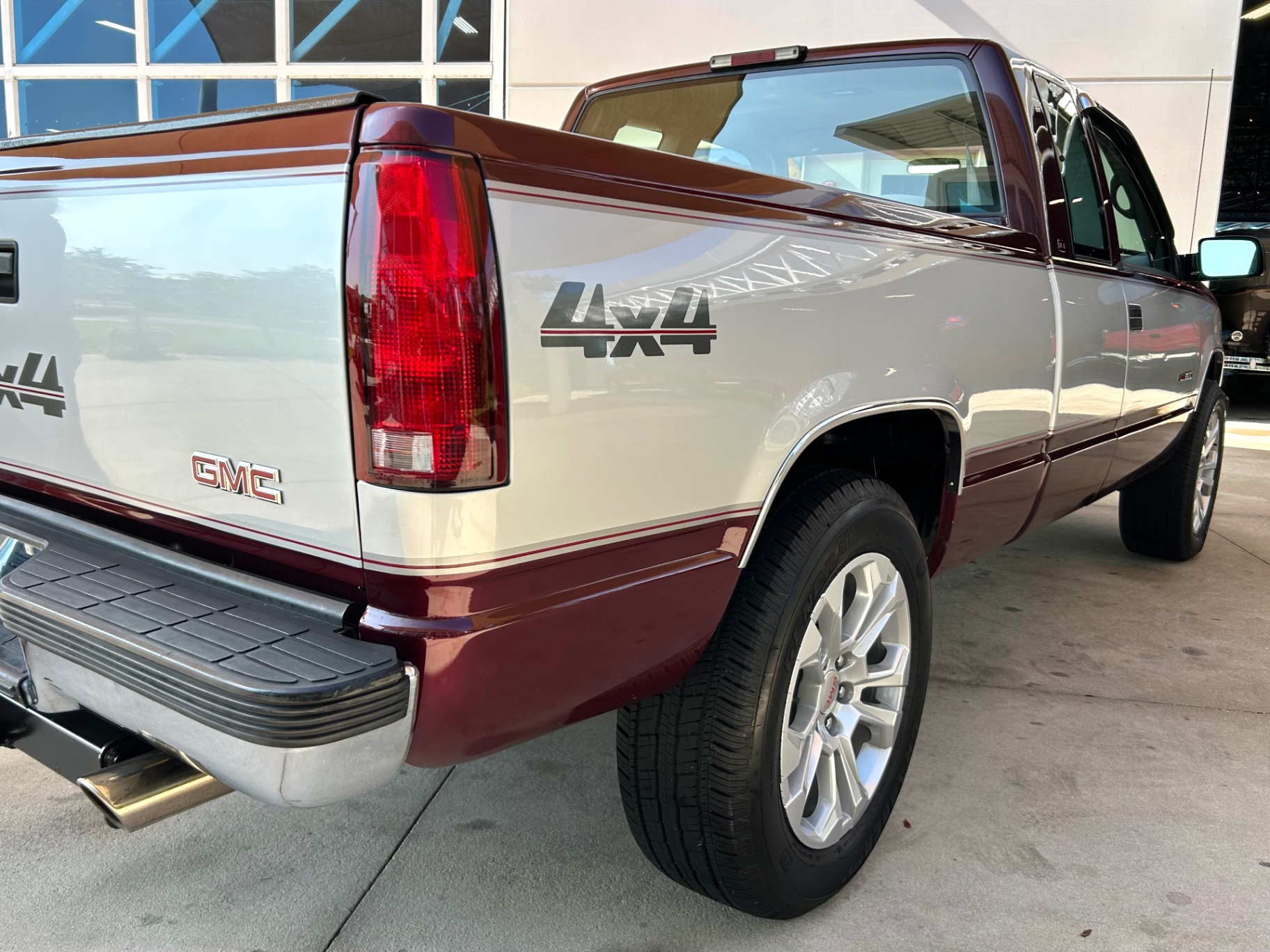 Vehicle photo 15