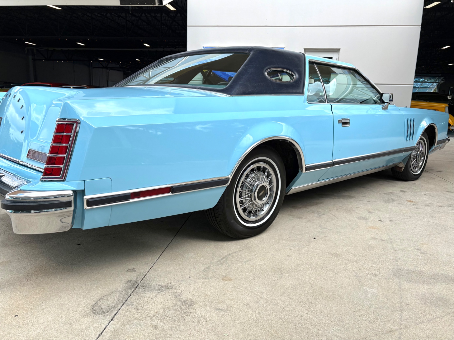 Vehicle photo 16