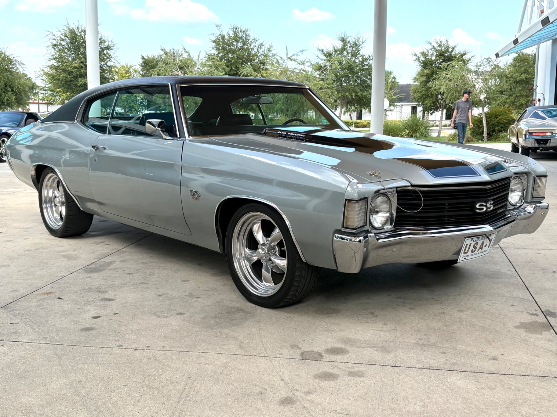 Vehicle photo 4