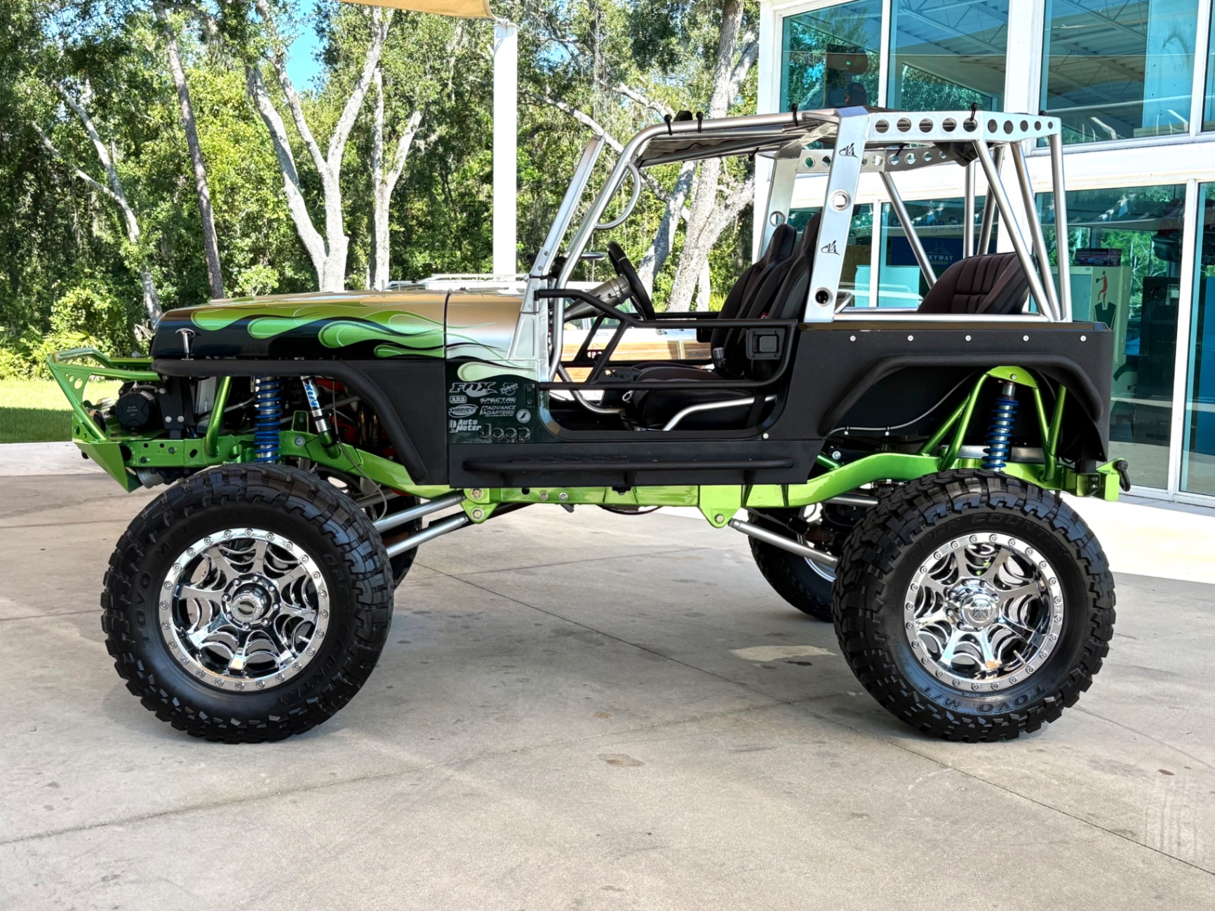 Vehicle photo 9