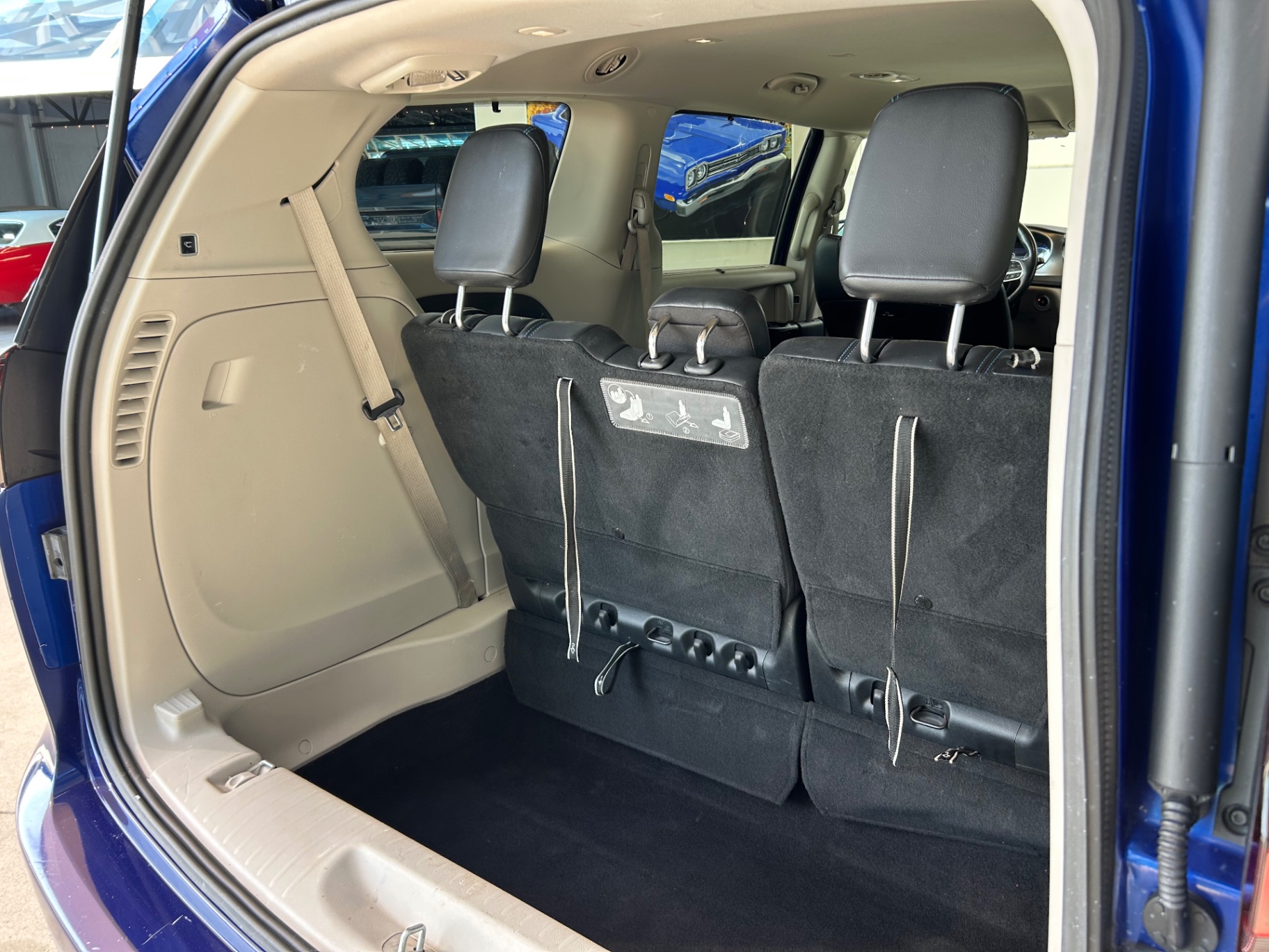Vehicle photo 7