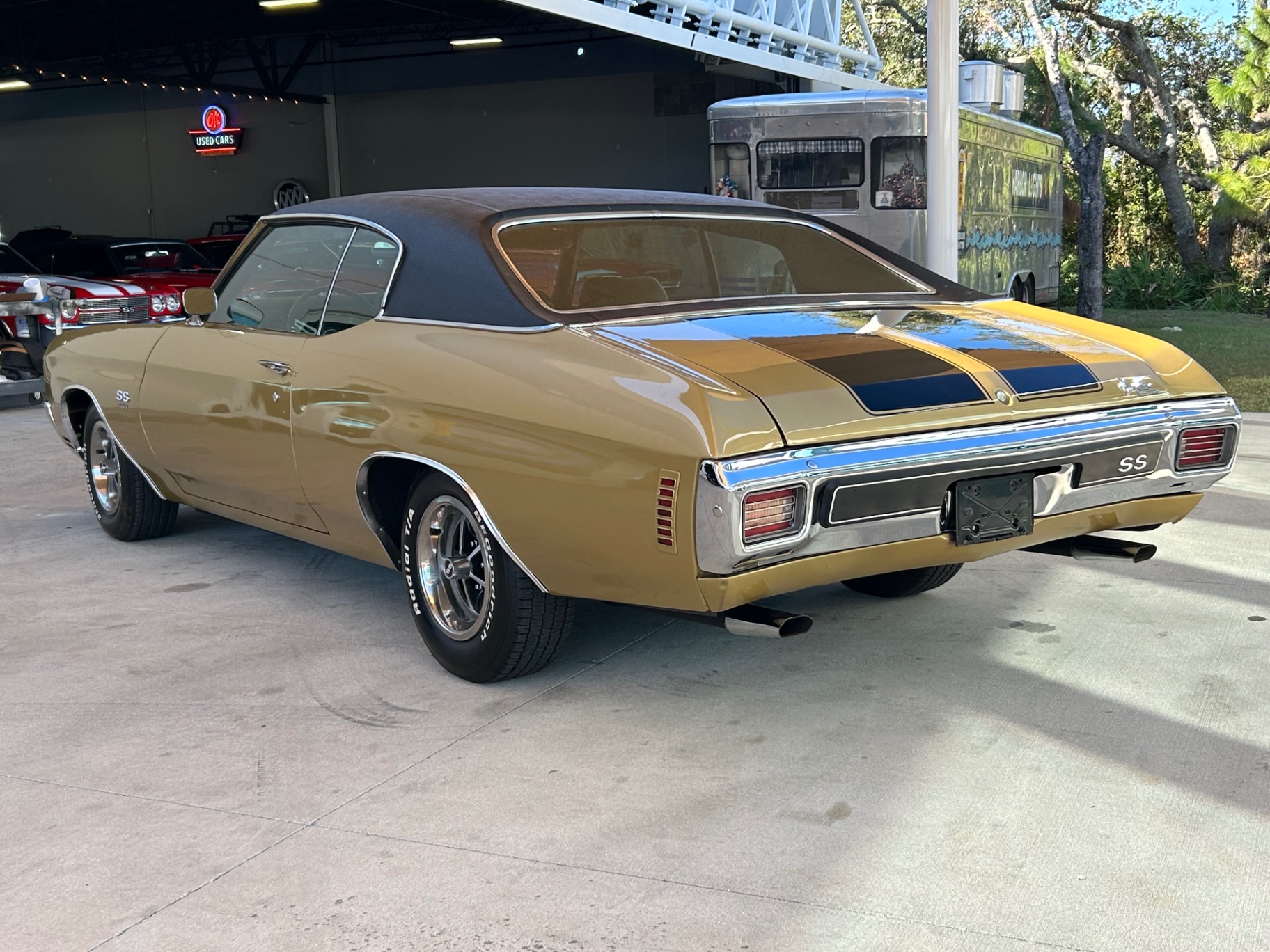 Vehicle photo 10