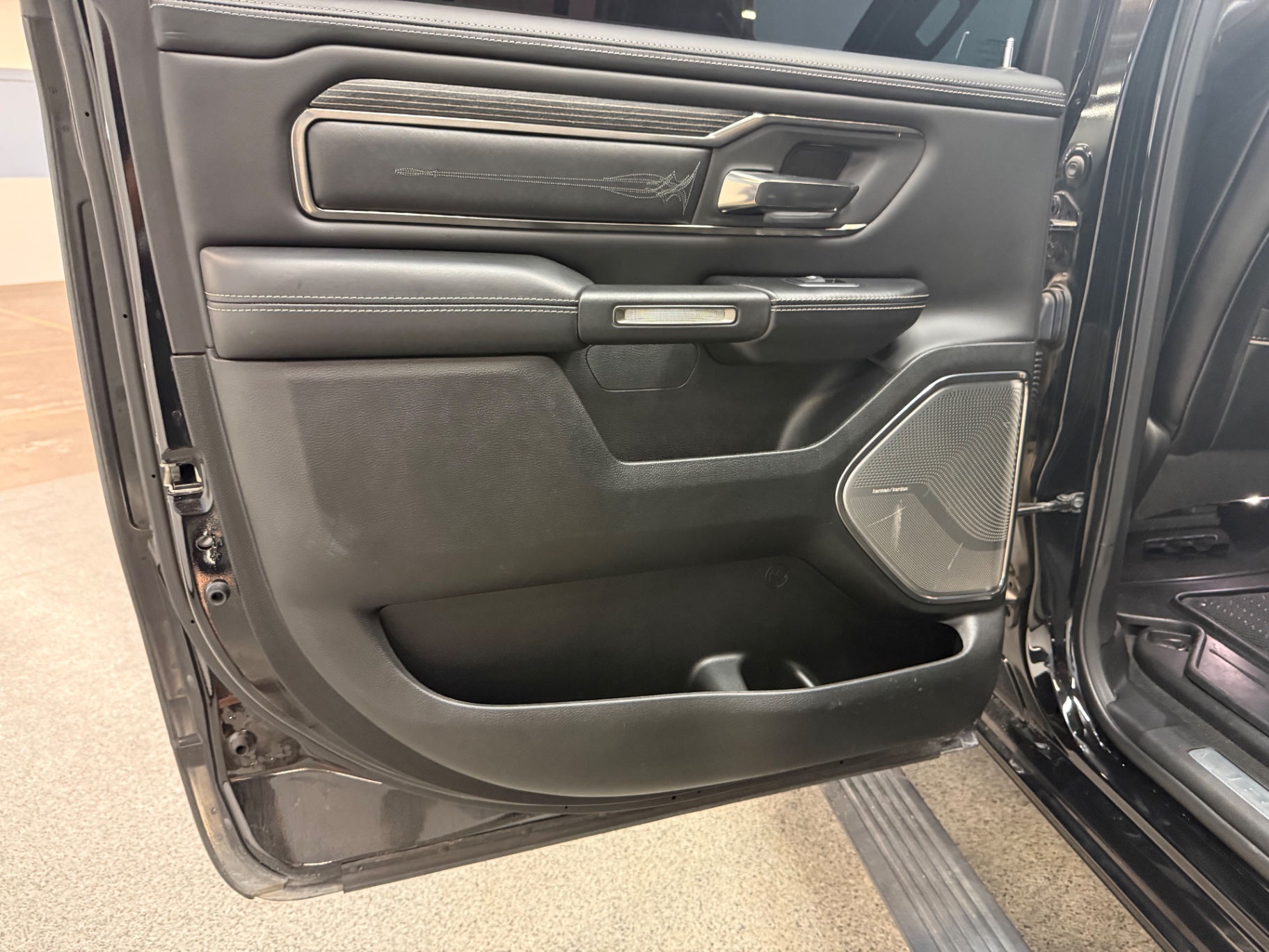 Vehicle photo 38
