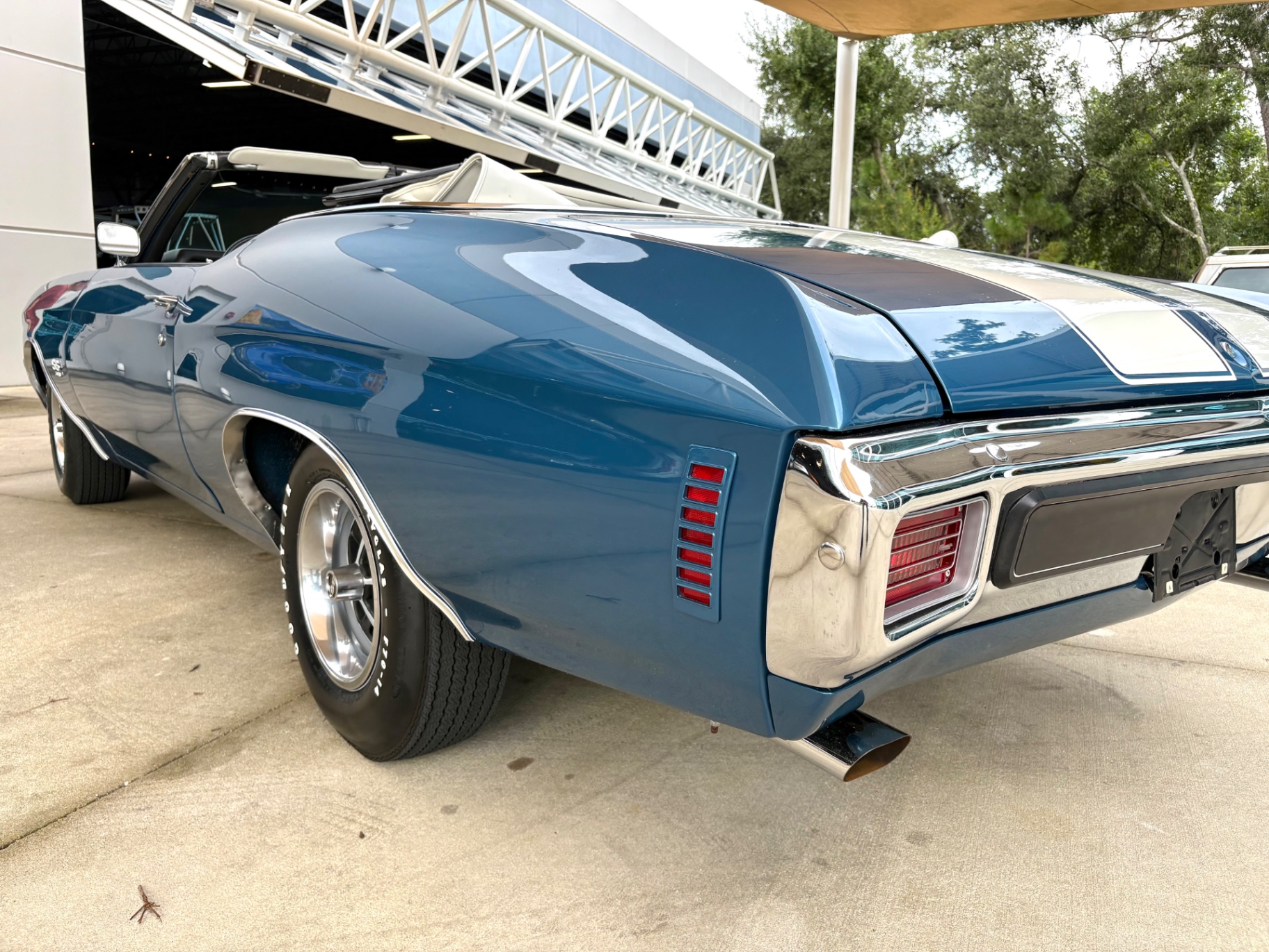 Vehicle photo 13