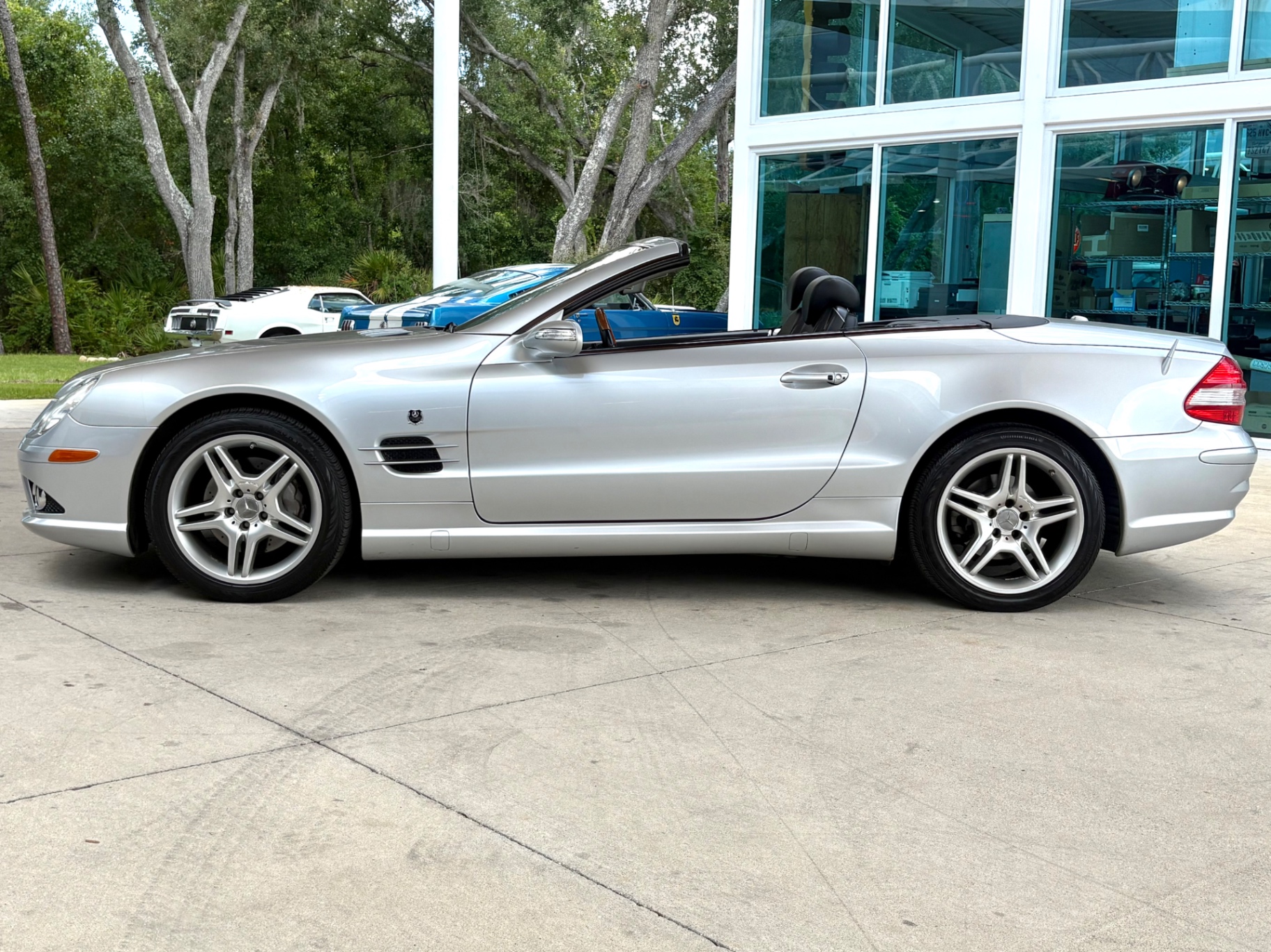 Vehicle photo 10