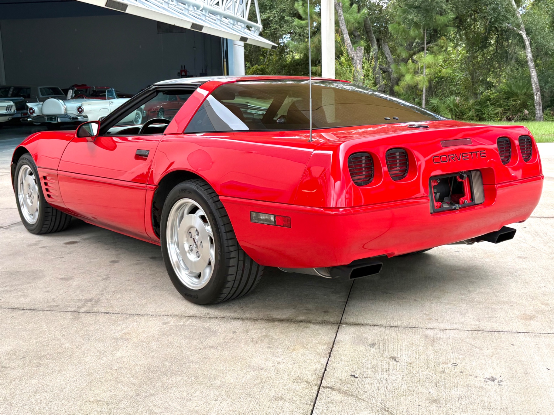 Vehicle photo 10