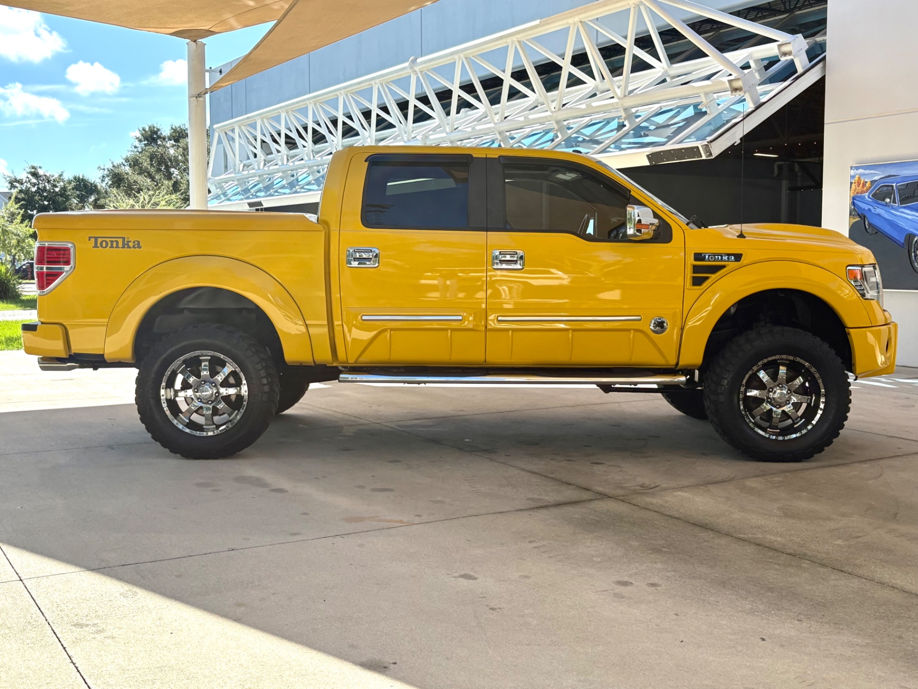 Vehicle photo 4