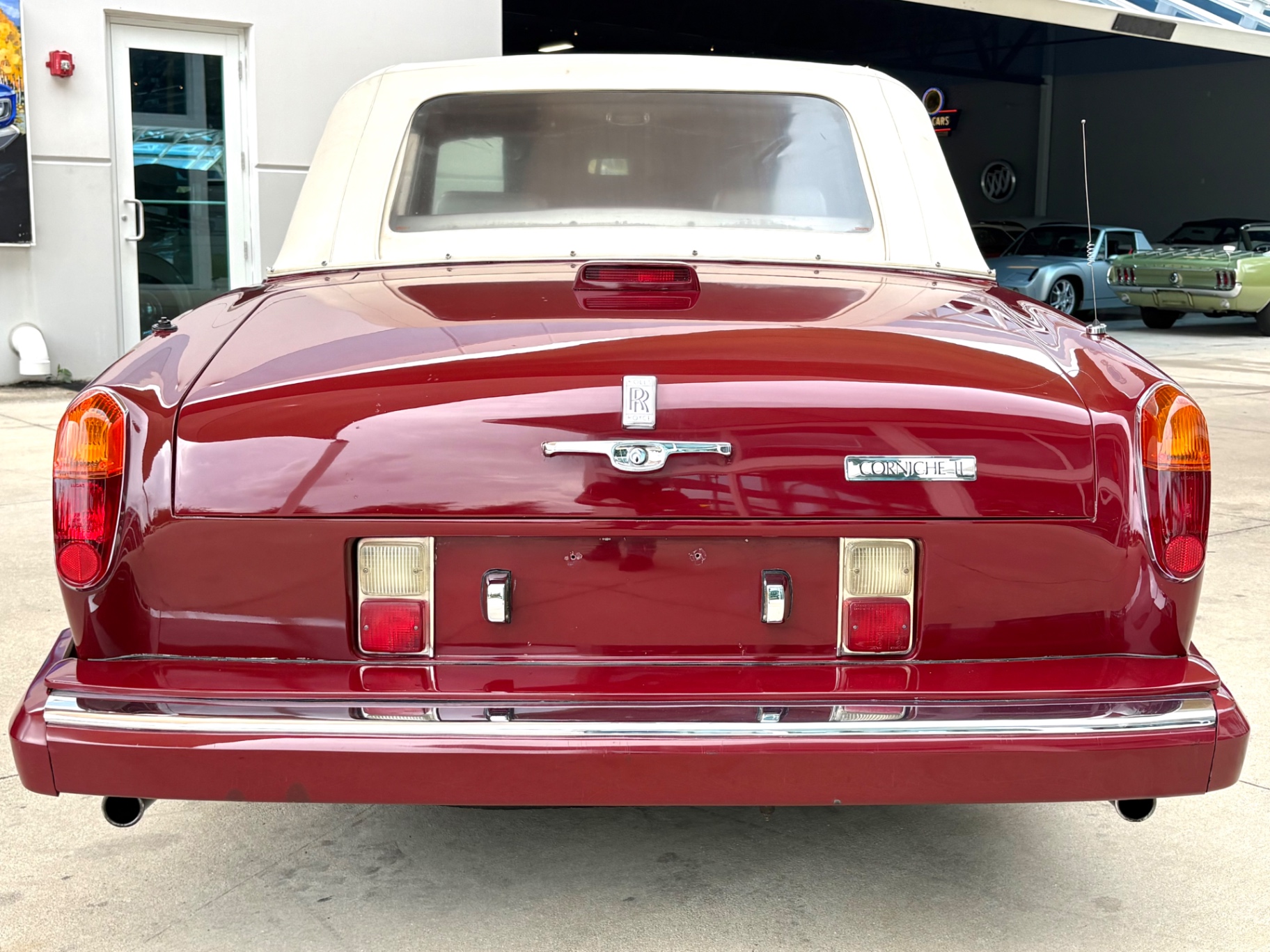 Vehicle photo 23