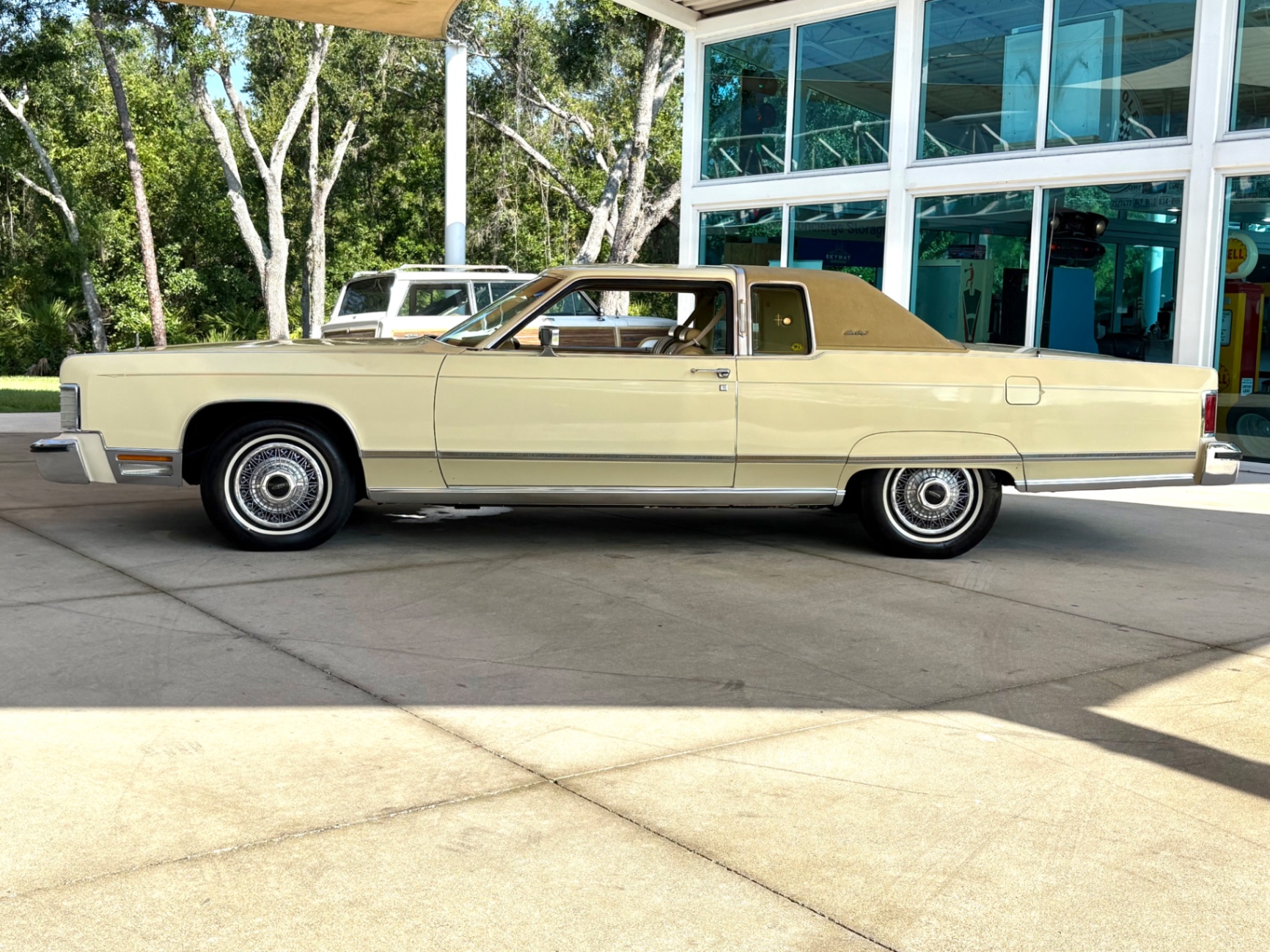 Vehicle photo 12