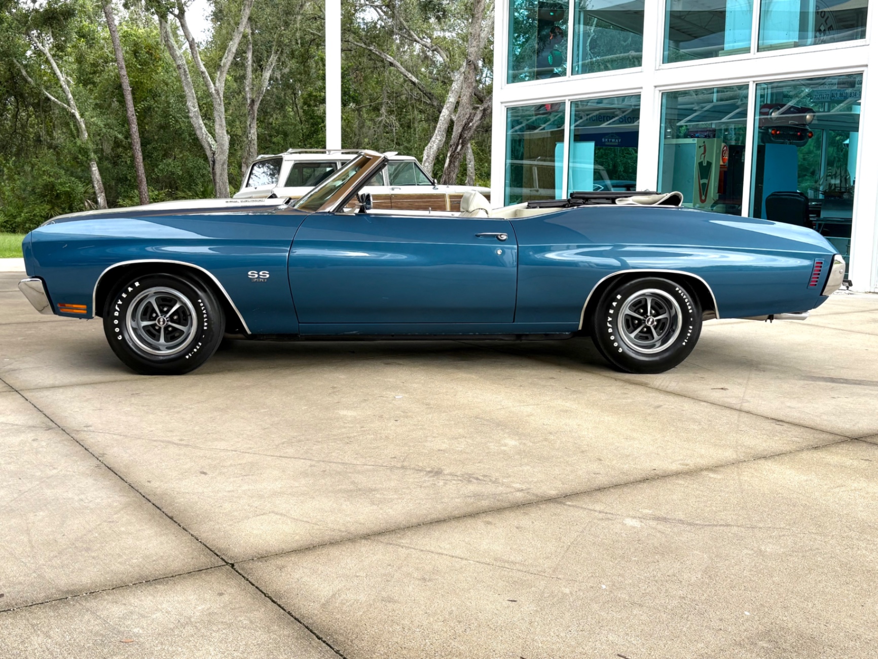 Vehicle photo 8